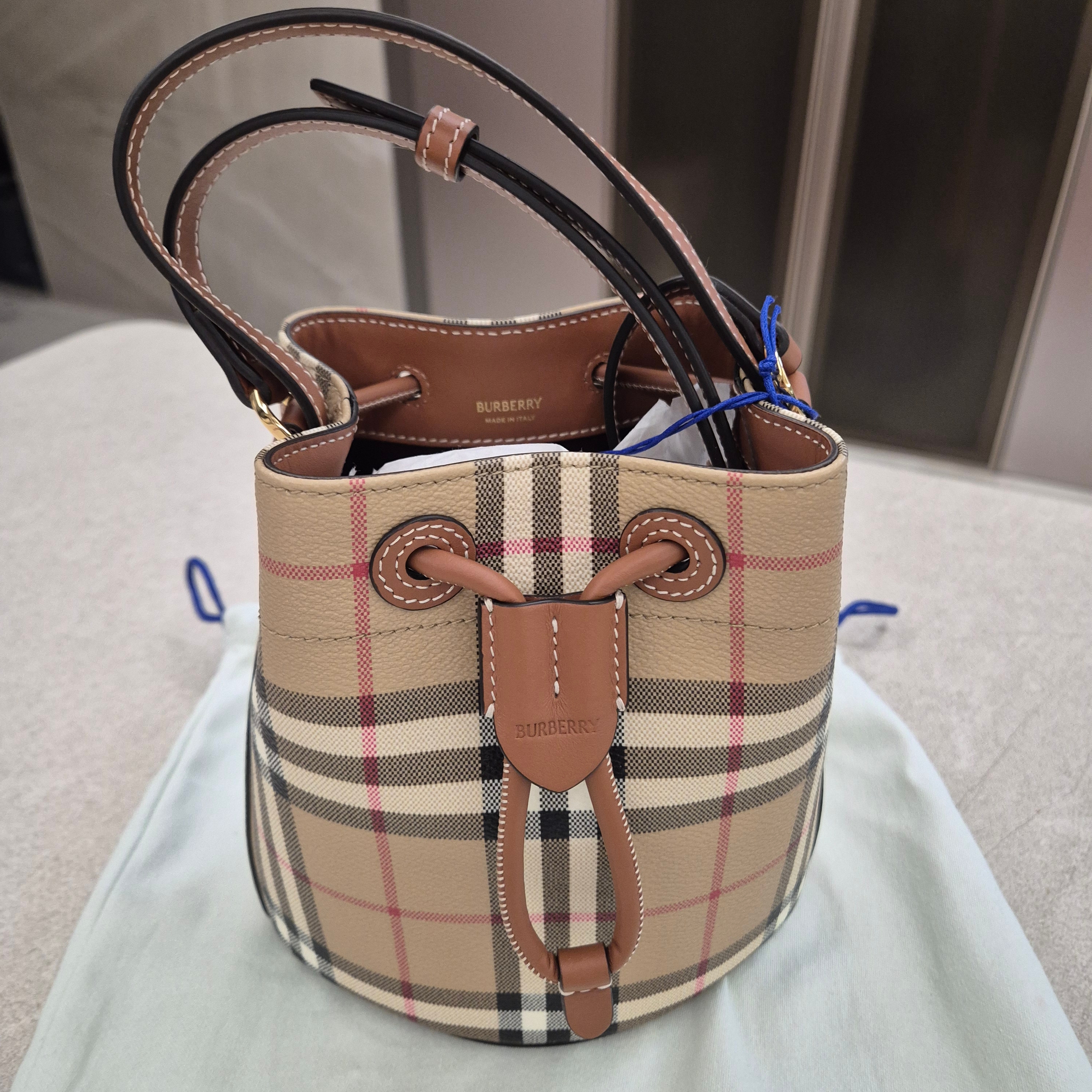 Burberry Bucket Bag Beige 착용 스타일 - 2