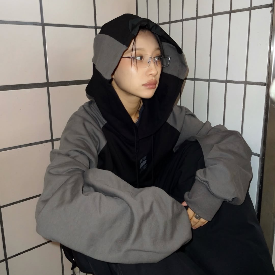 Express Holiday Color Block Hoodie Sand Beige, Express Holiday Color Block Hoodie Black 착용 스타일 - 1