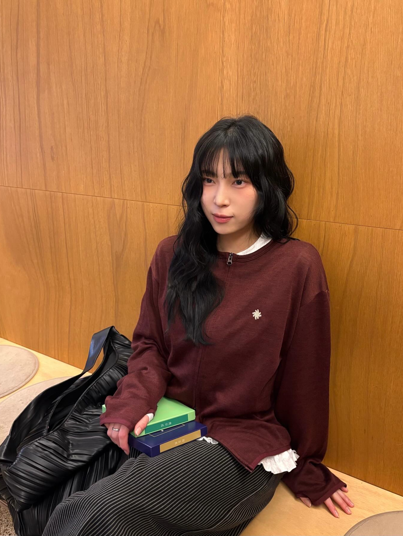 SLOW RECORD HOUSE Round Zip-Up Cardigan Red 착용 스타일 - 1