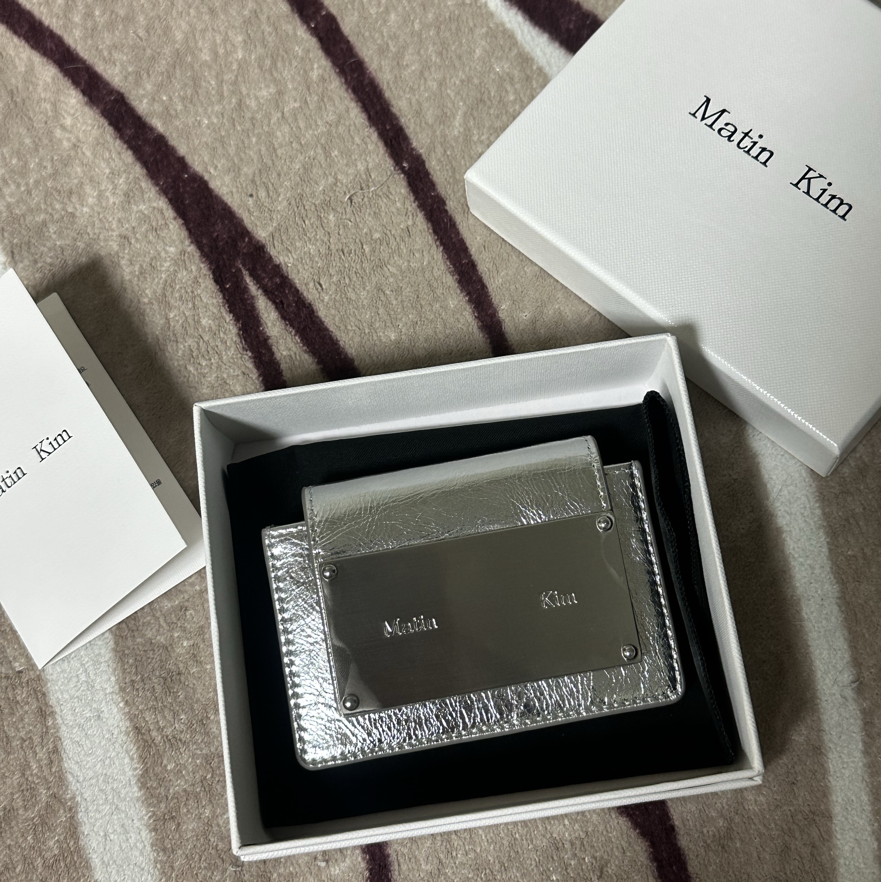 Matin Kim Accordion Wallet Silver 착용 스타일 - 1