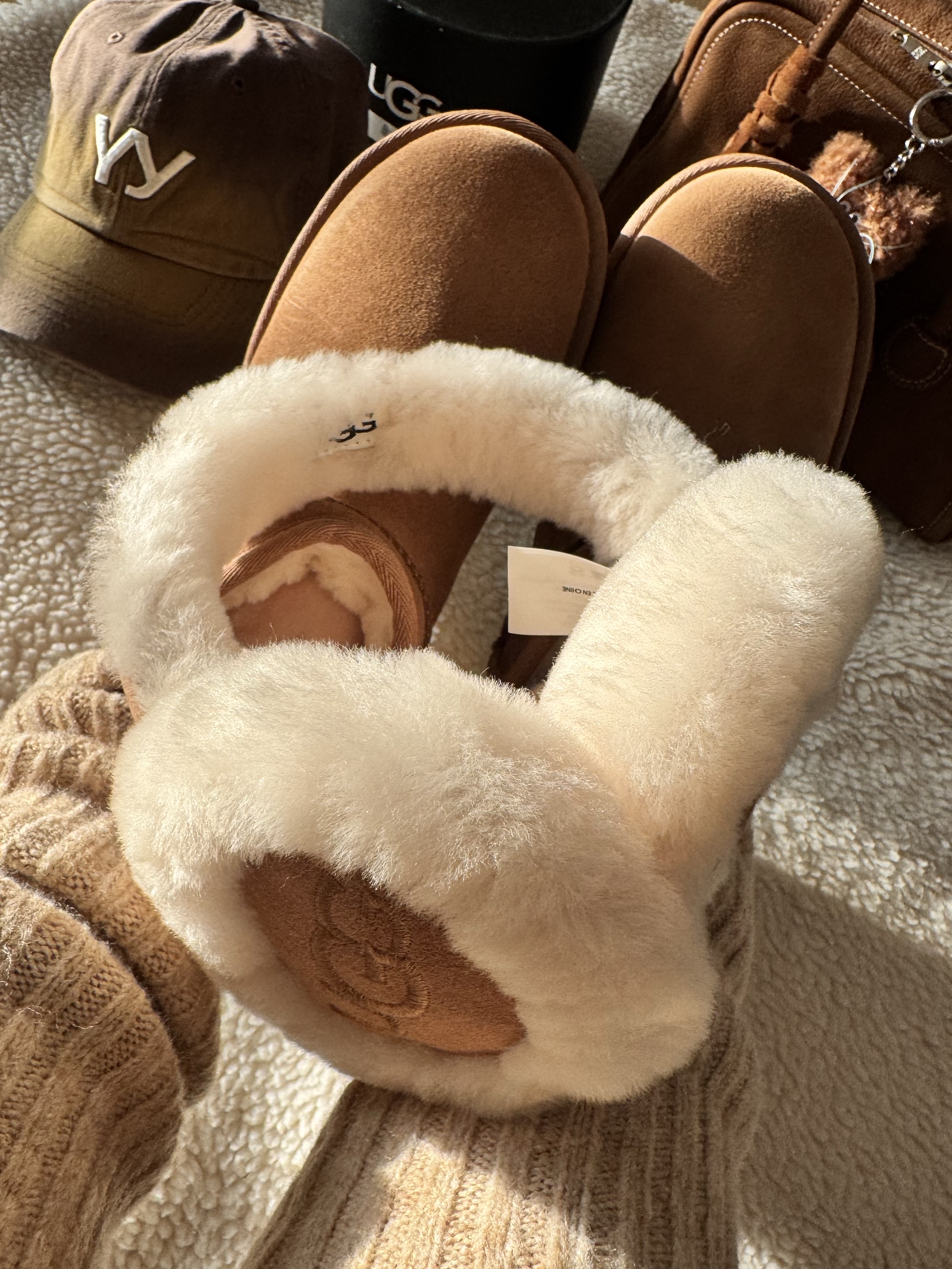 (W) UGG Classic Ultra Mini Platform Boots Chestnut, (W) UGG Embroidered Logo Earmuff Chestnut 착용 스타일 - 6
