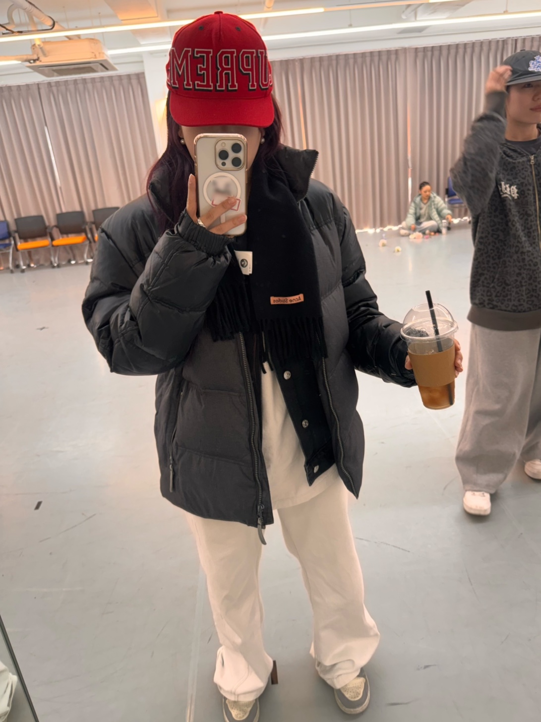 Acne Studios Wool Fringe Muffler Black 착용 스타일