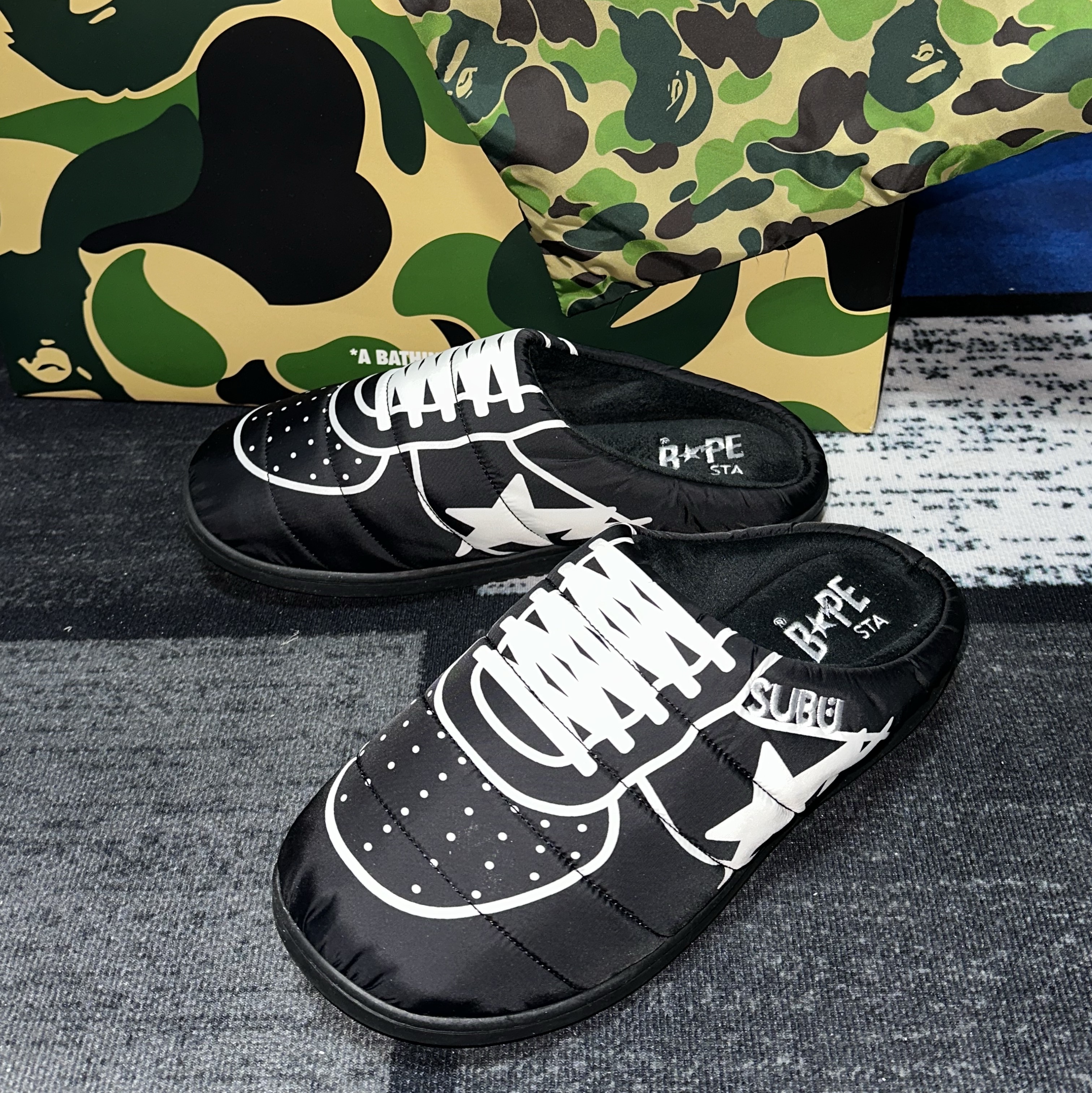 Subu x BAPE Puffer Sandals Black 착용 스타일 - 1