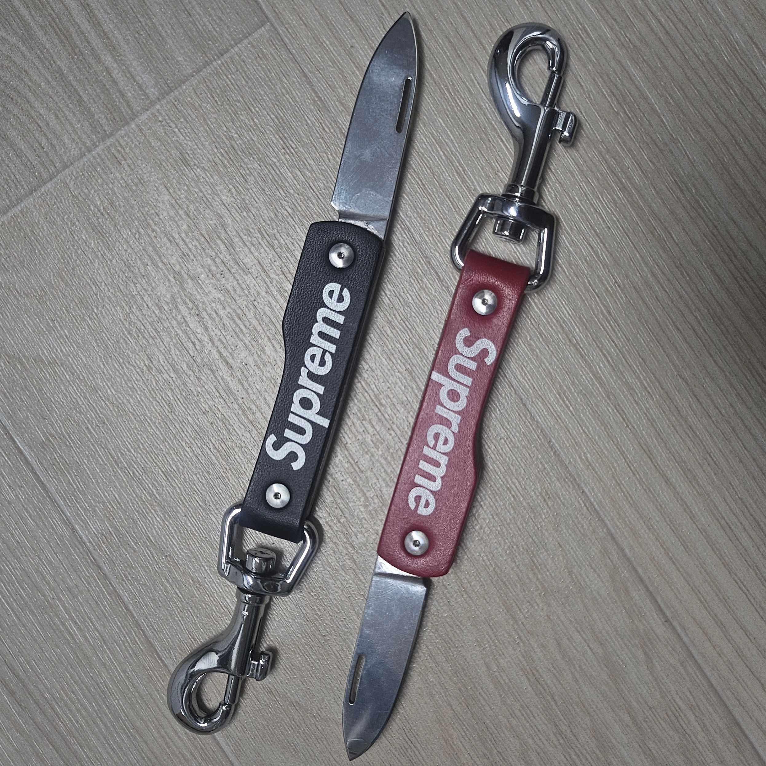 Supreme Leather Clip Knife Black - 25SS, Supreme Leather Clip Knife Red - 25SS 착용 스타일 - 4