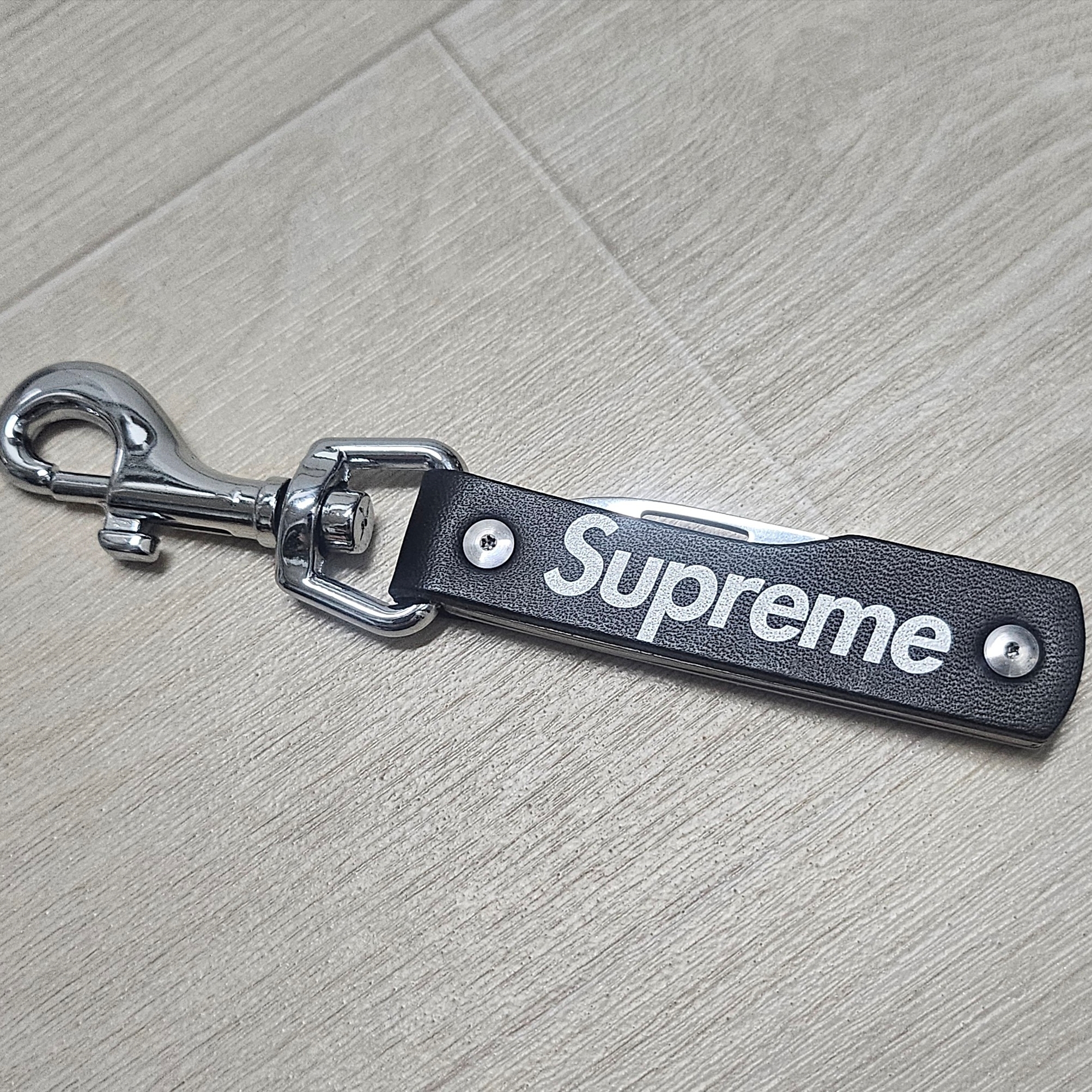 Supreme Leather Clip Knife Black - 25SS, Supreme Leather Clip Knife Red - 25SS 착용 스타일 - 1