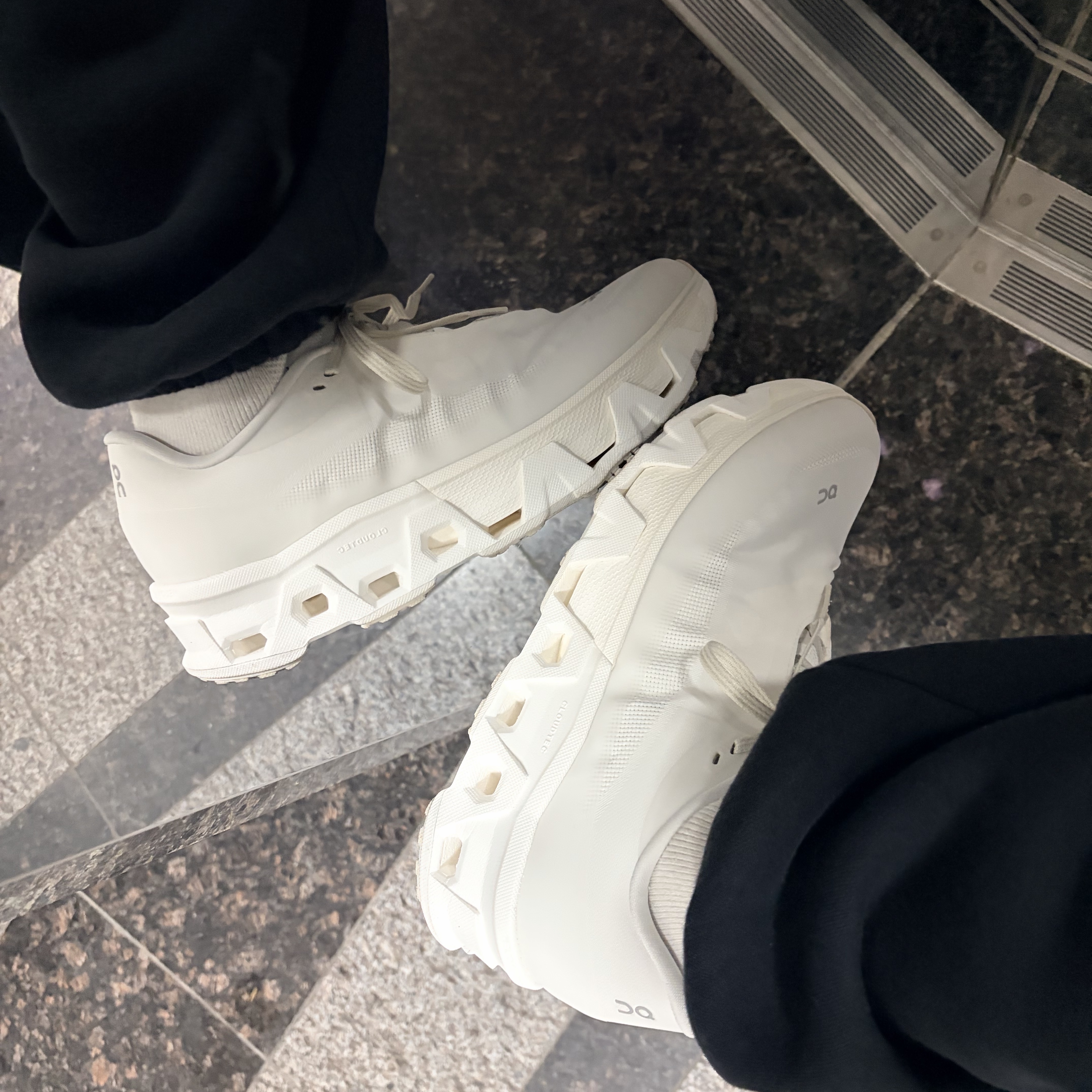 On Running x Post Archive Faction (Paf) Cloudmonster Hyper White 착용 스타일