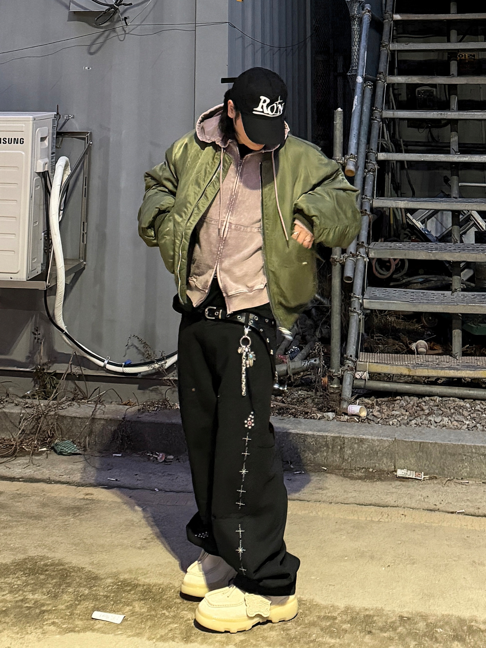 ROARINGRAD Flight Shirring MA-1 Khaki, Aoiro Fake Stud Cutted Double Knee Pants Denim Black 착용 스타일 - 1