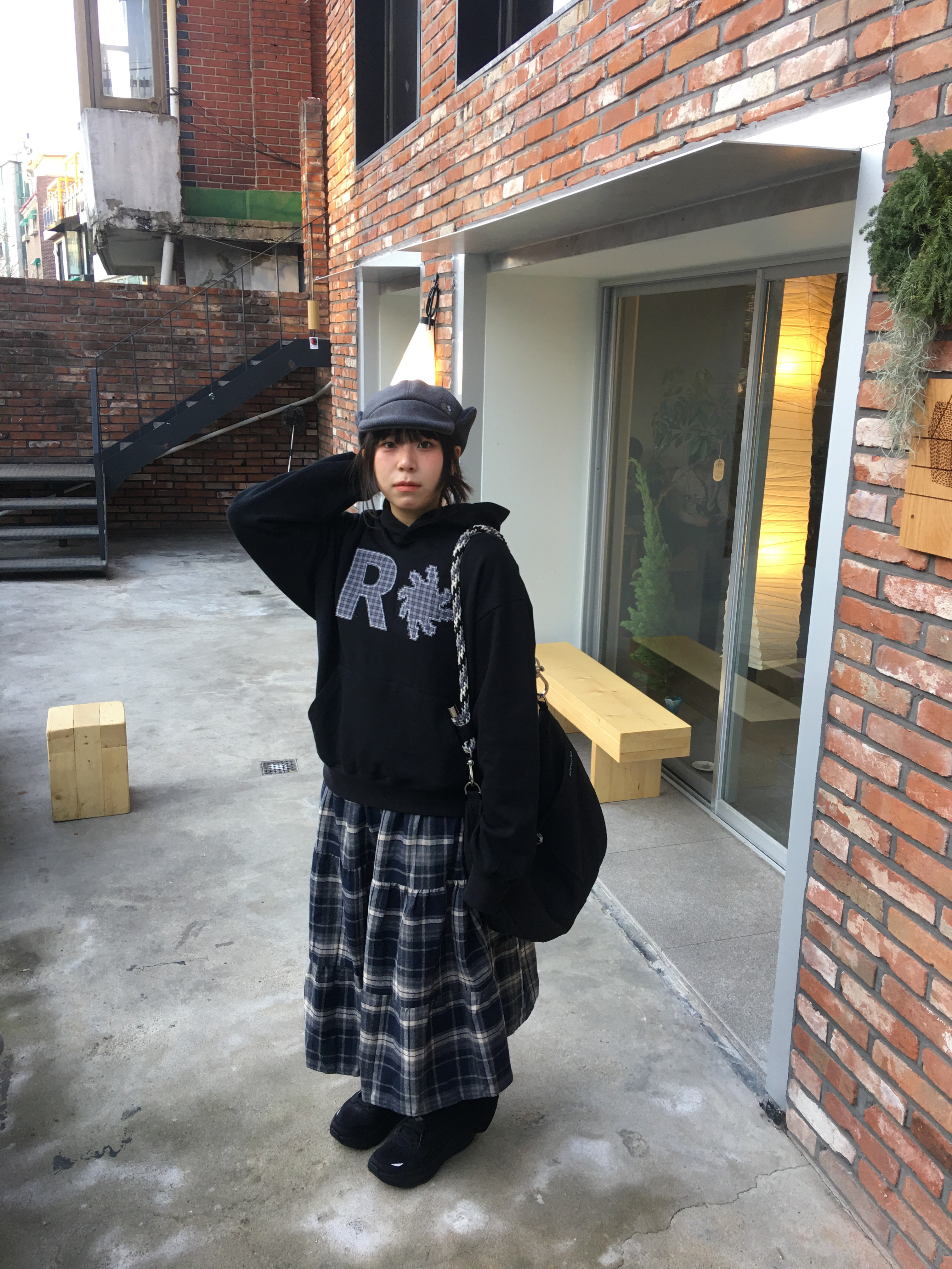 SLOW RECORD HOUSE Check Patch Hoodie Black 착용 스타일 - 3