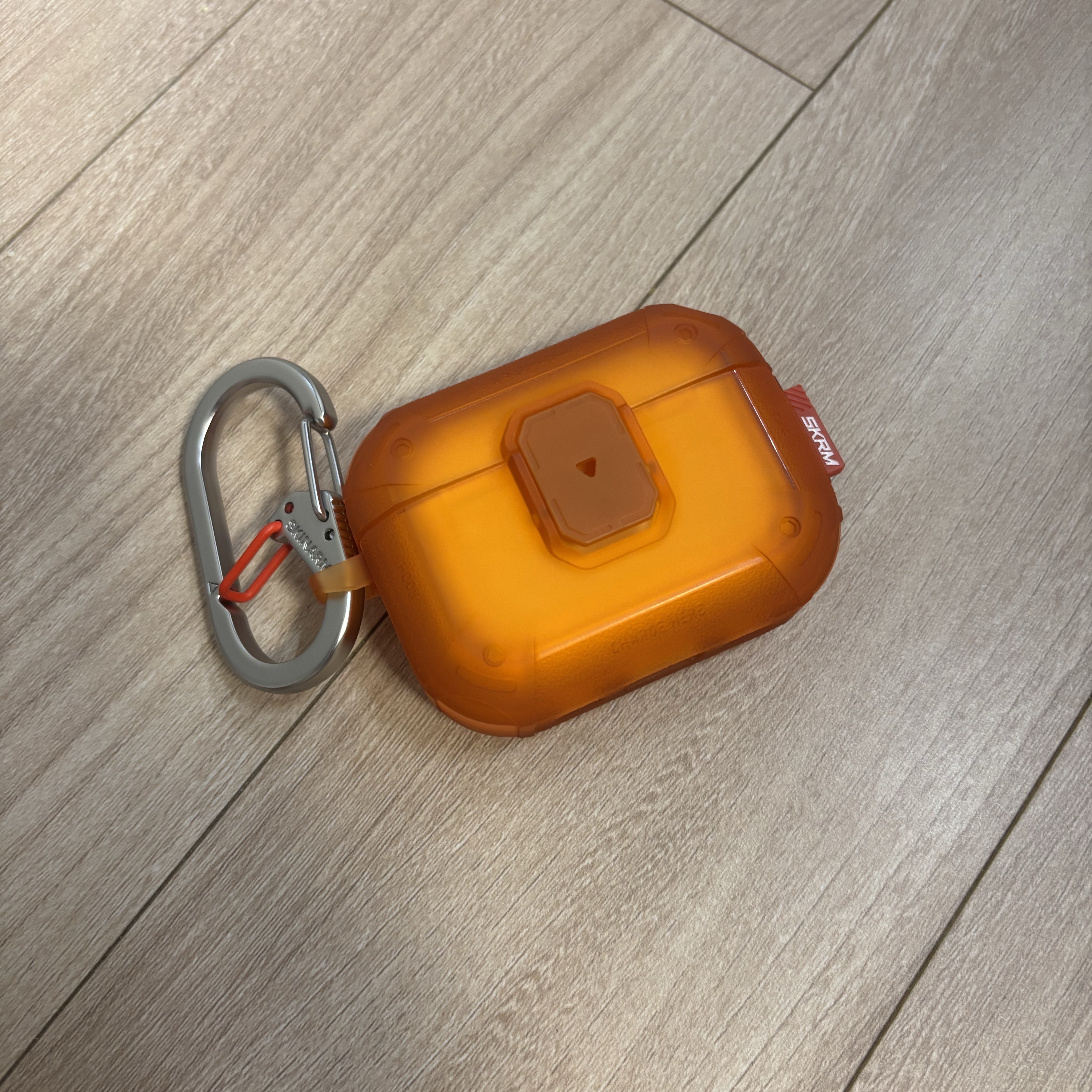 Skinarma AirPods Pro 3 Meca LE Orange 착용 스타일