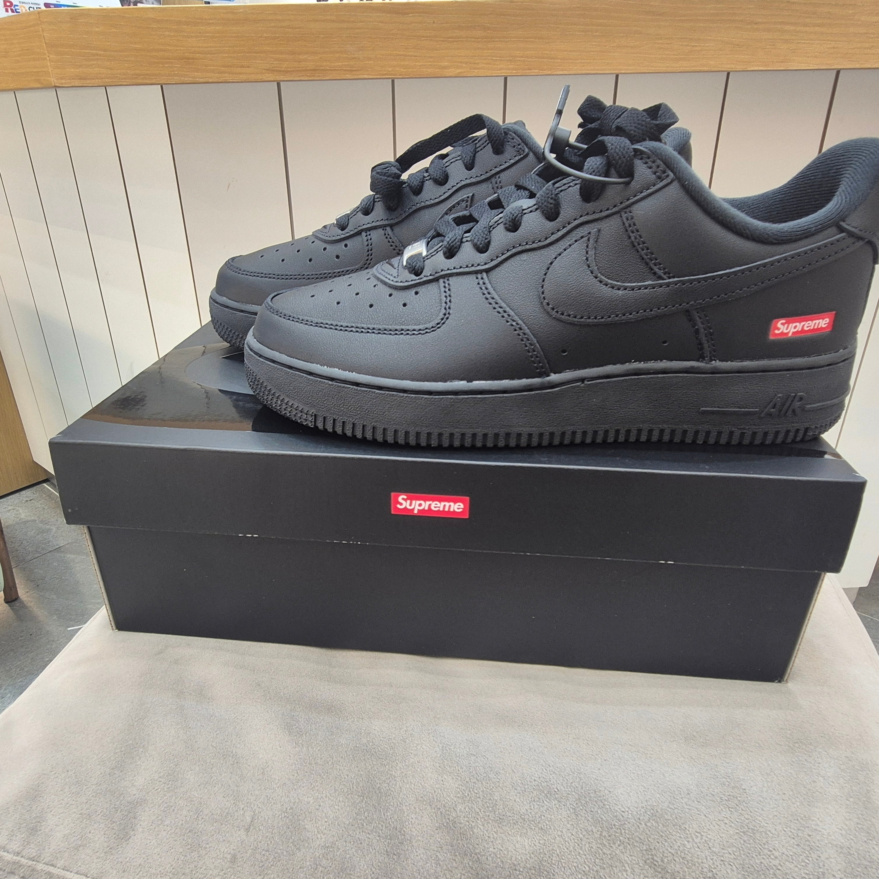 Nike x Supreme Air Force 1 Low Black 착용 스타일 - 1