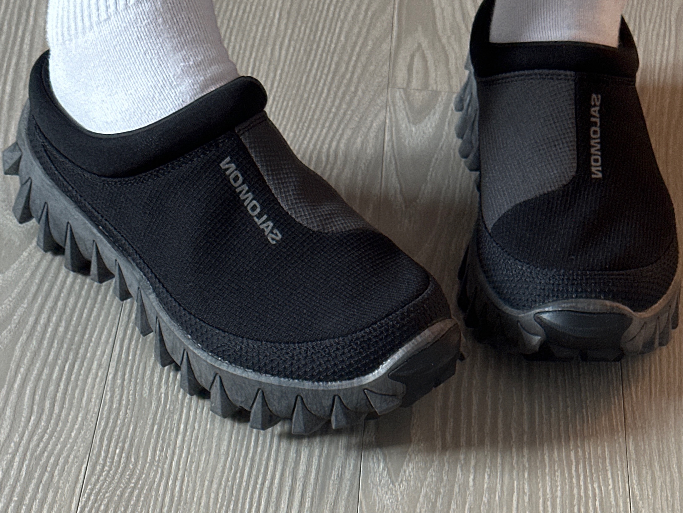 Salomon Snowclog Black Asphalt 착용 스타일