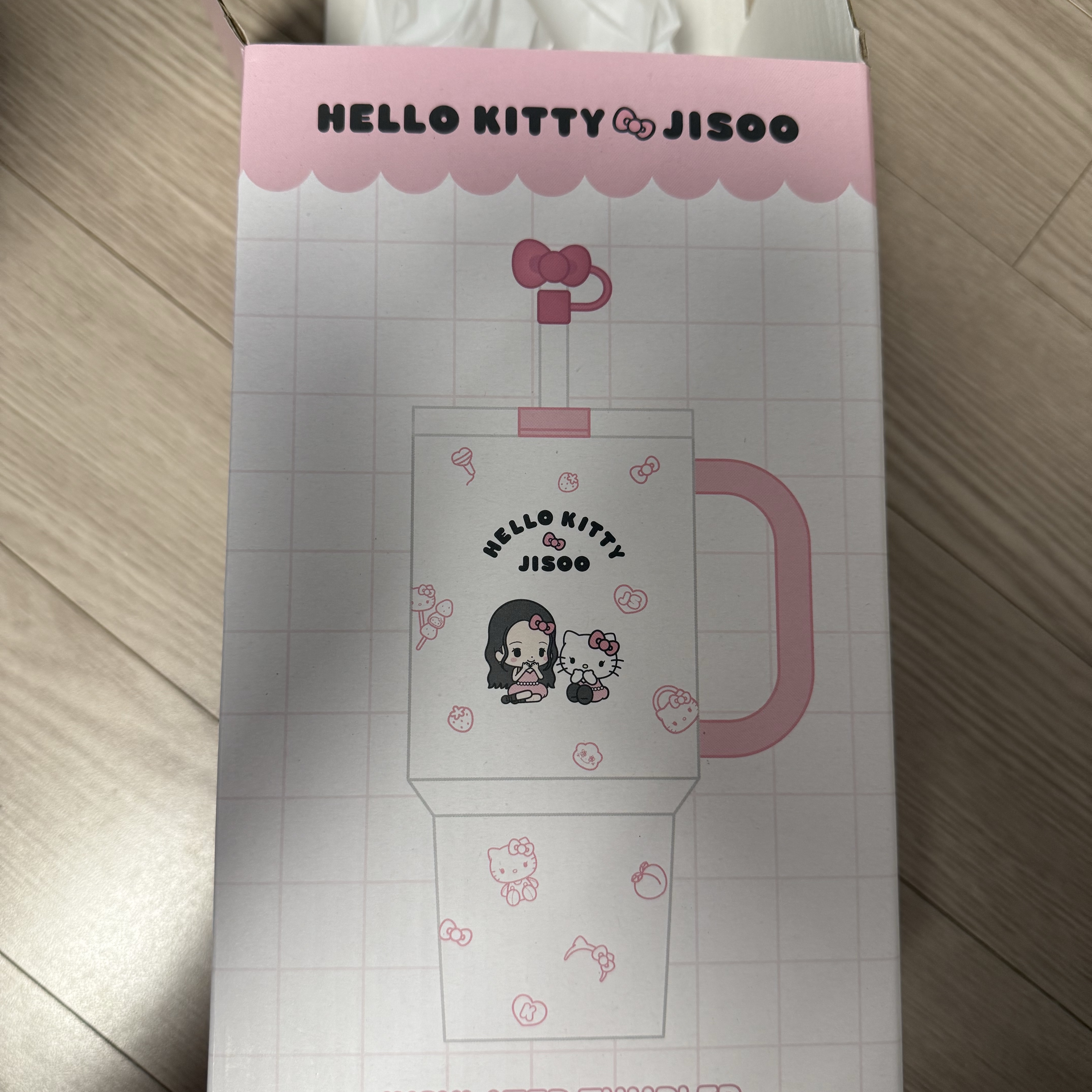 [HELLO KITTY x JISOO] Tumbler 착용 스타일 - 3