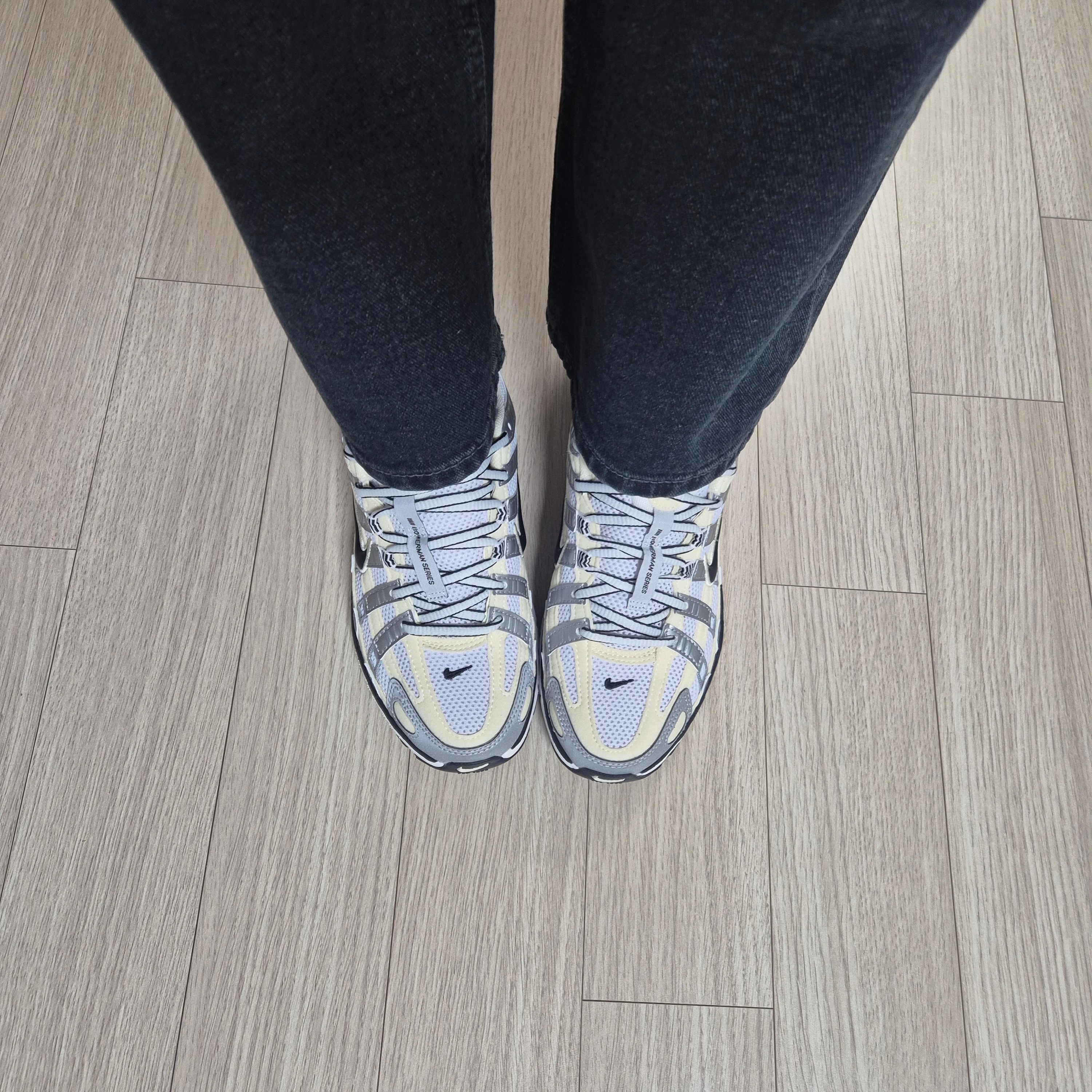 (W) Nike P-6000 Coconut Milk Metallic Silver 착용 스타일