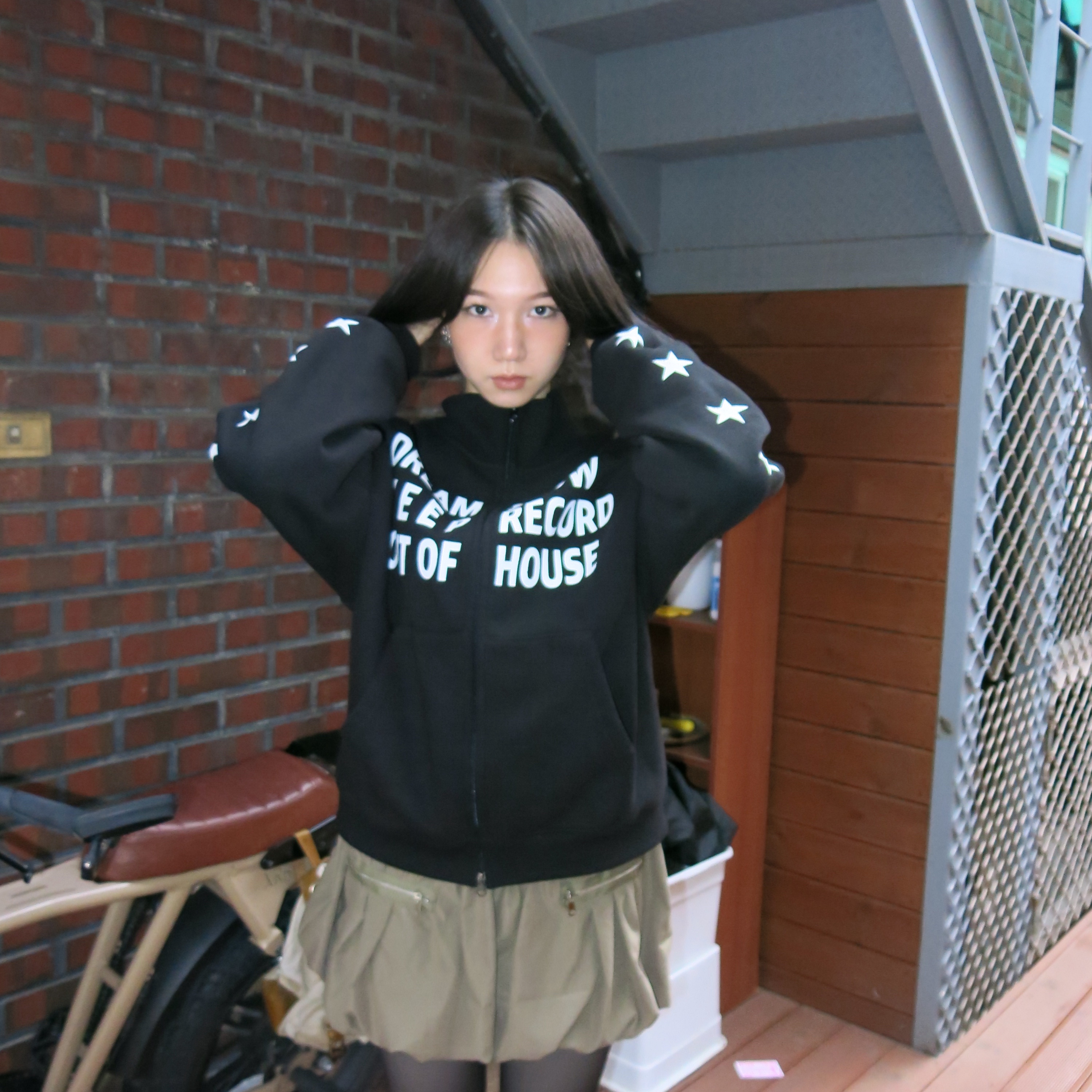 SLOW RECORD HOUSE Typo Star Track Zip-Up_Black 착용 스타일 - 2