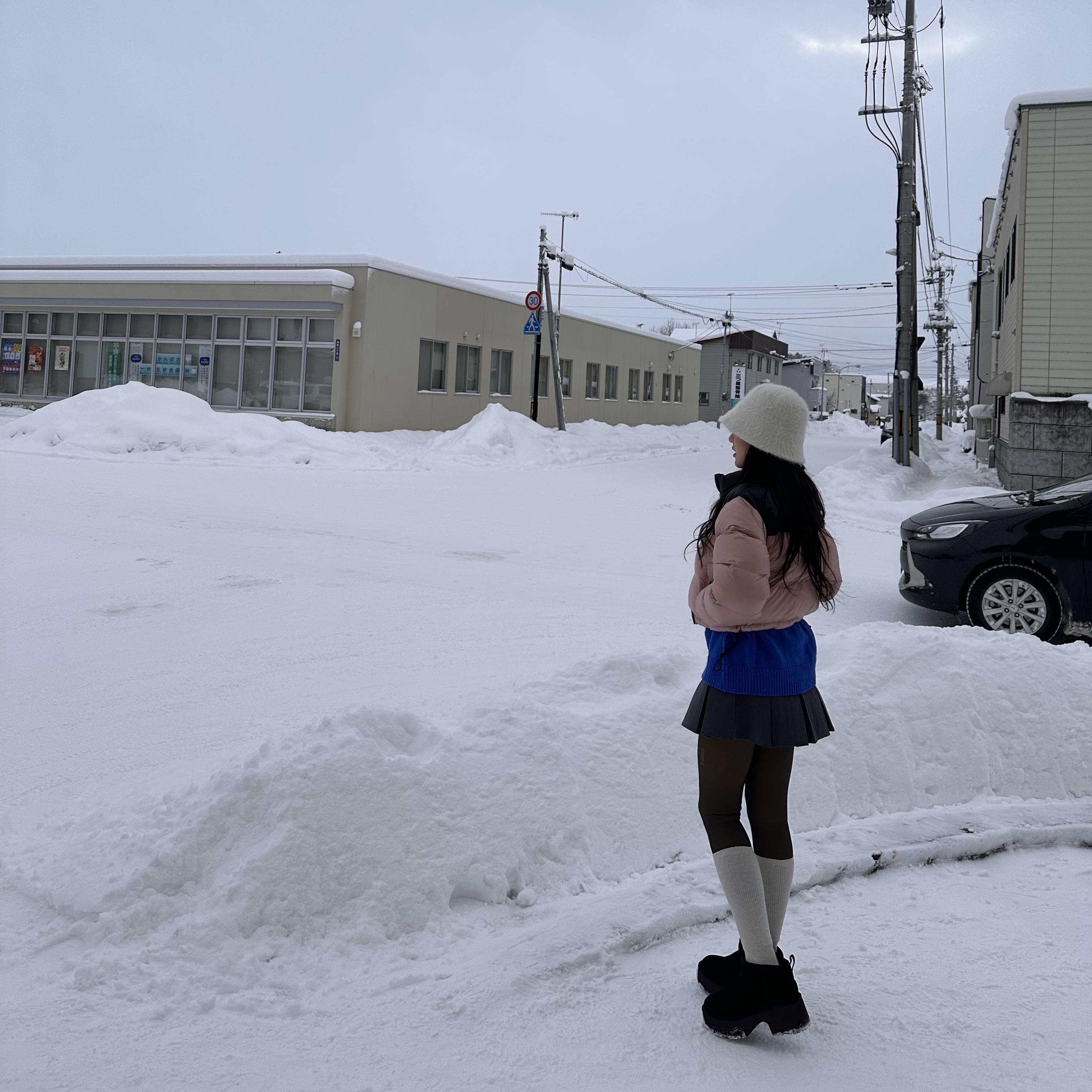 (W) The North Face Nuptse Short Jacket Pastel Pink, (W) UGG Classic Ultra Mini New Heights Boots Black 착용 스타일 - 1