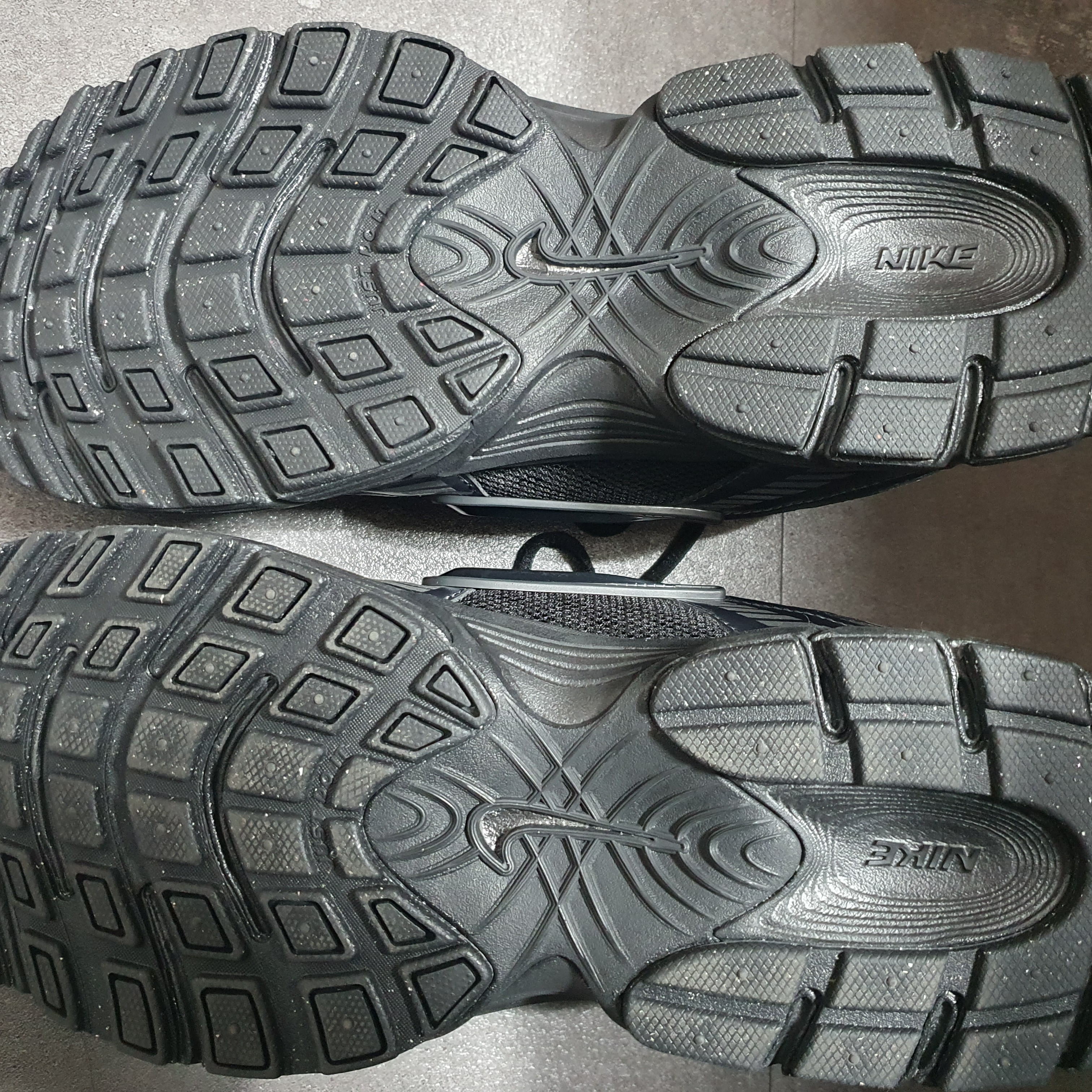 Nike V5 RNR Black Anthracite 착용 스타일 - 3