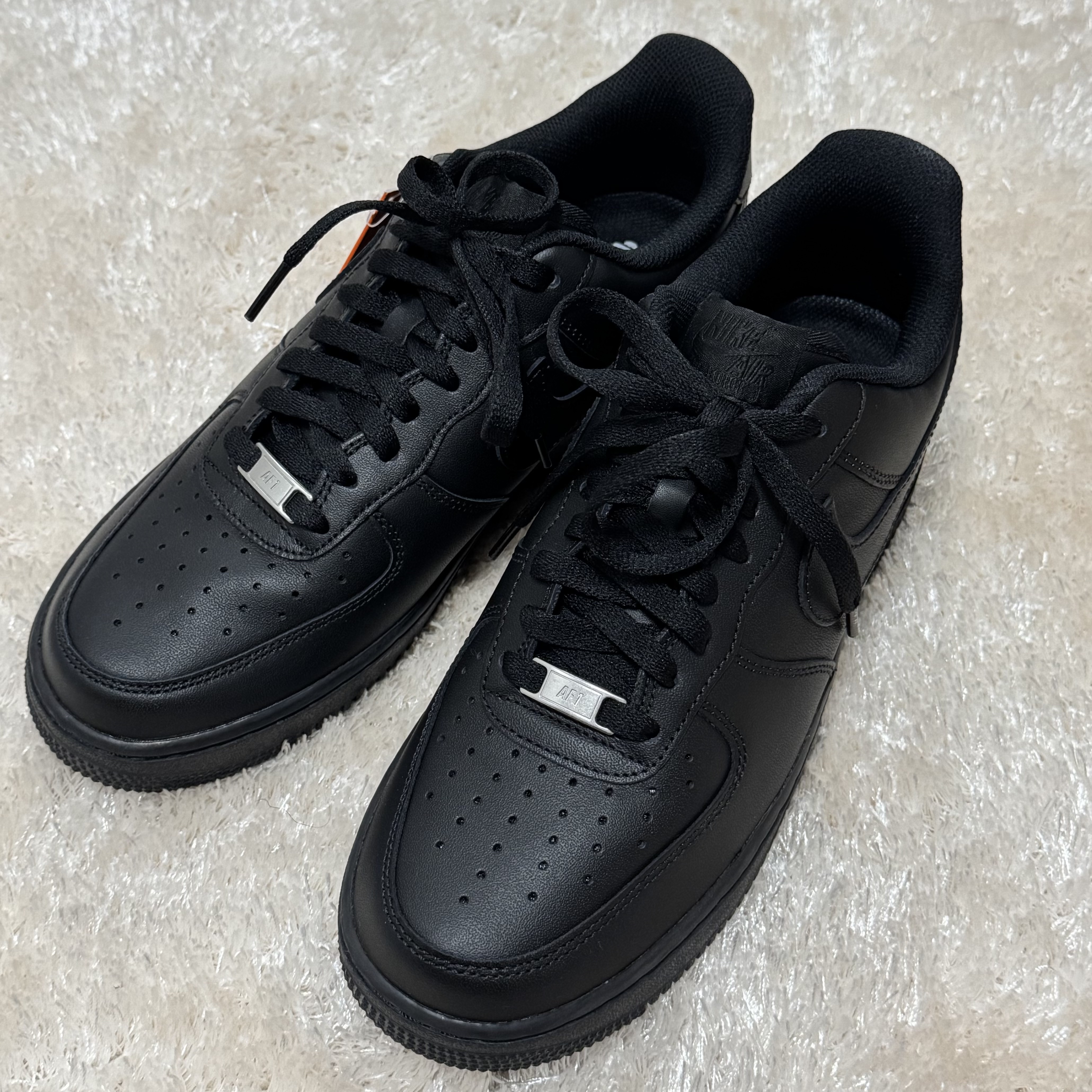 Nike Air Force 1 '07 Low Triple Black 착용 스타일 - 4