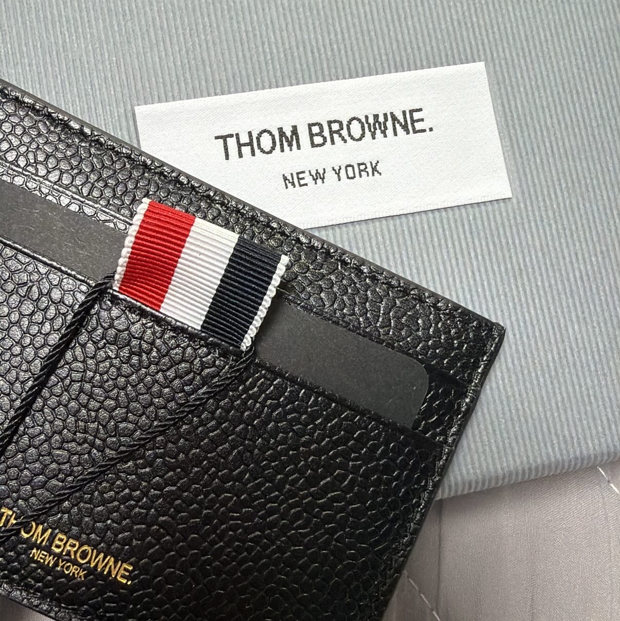 Thom Browne Pebble Grain Leather Stripe Single Card Holder Black 착용 스타일