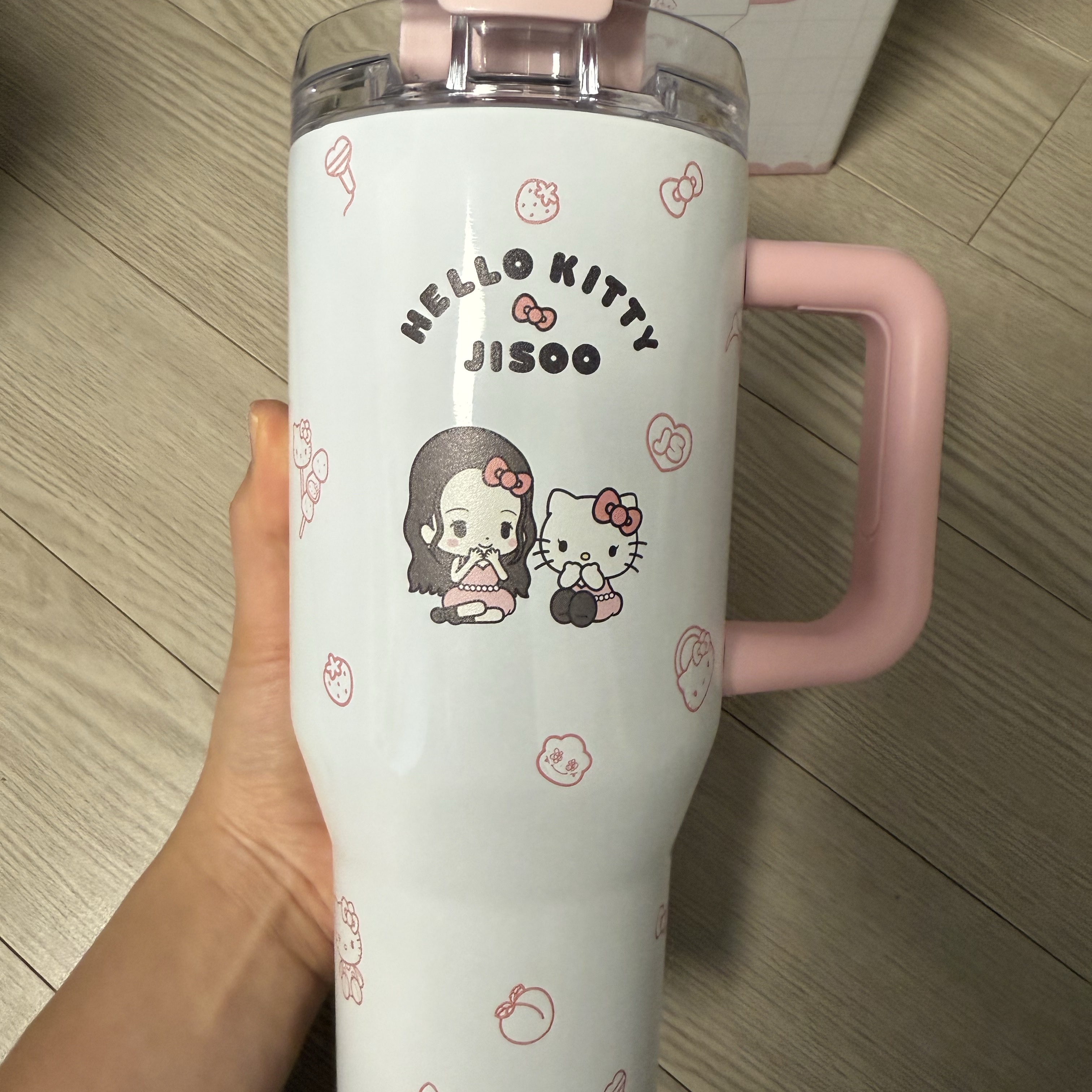 [HELLO KITTY x JISOO] Tumbler 착용 스타일 - 2
