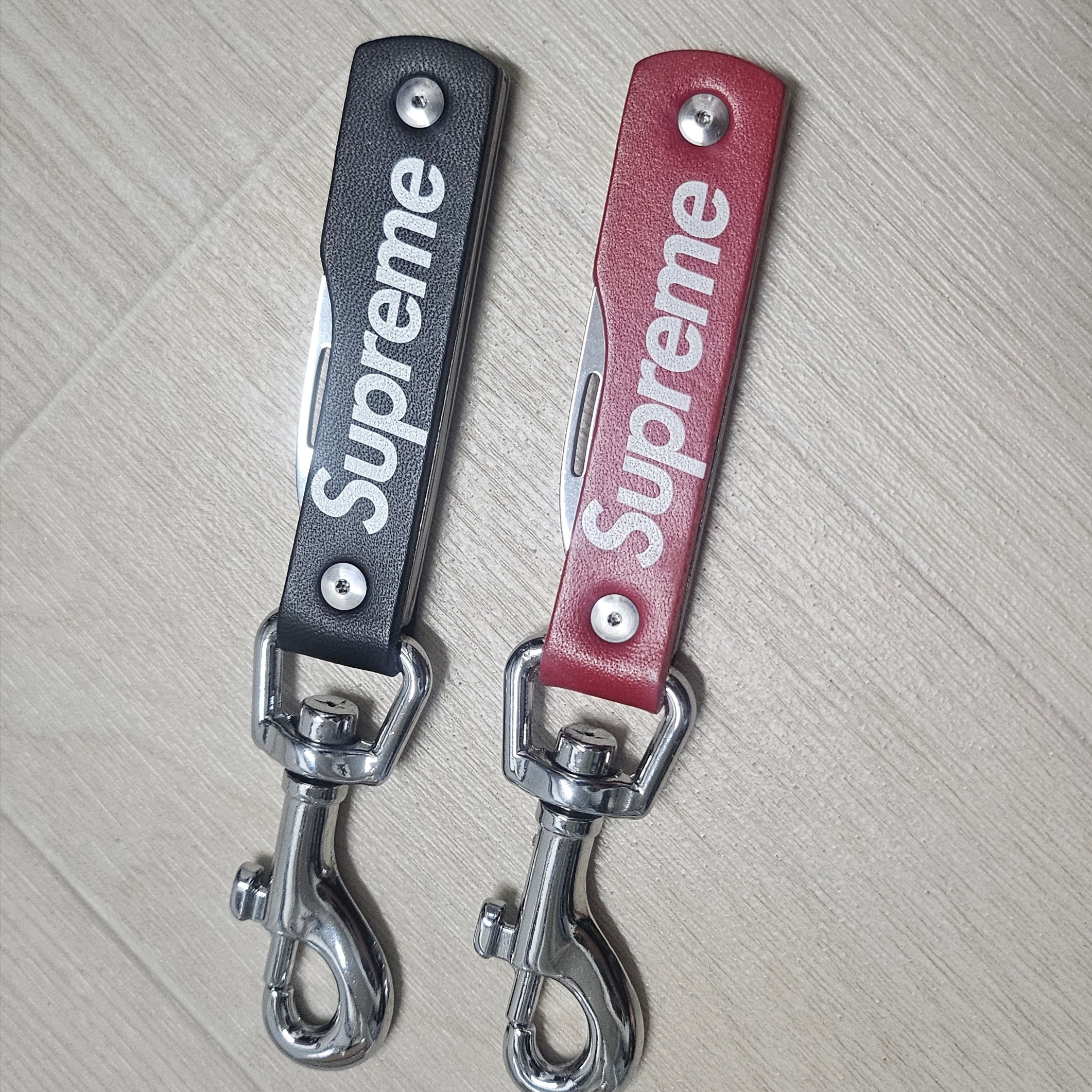 Supreme Leather Clip Knife Black - 25SS, Supreme Leather Clip Knife Red - 25SS 착용 스타일 - 2
