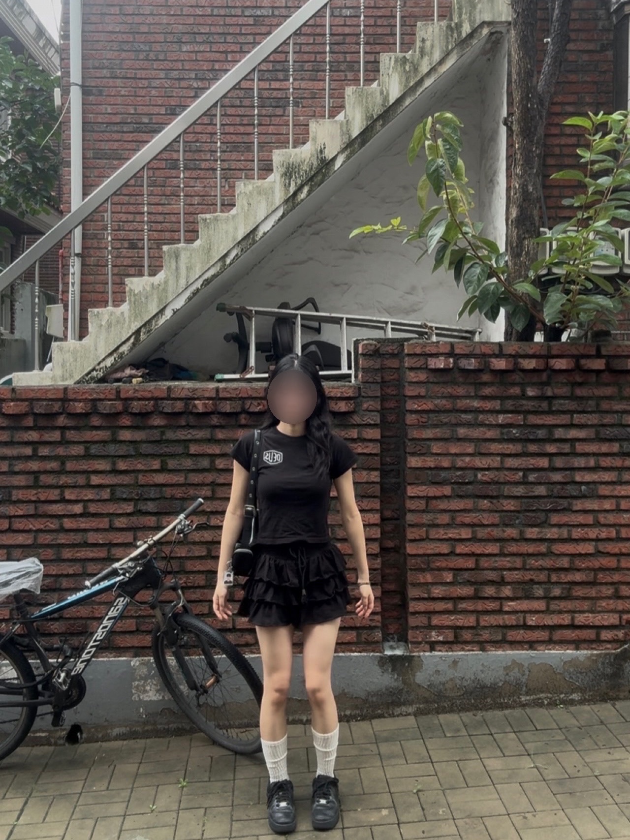 (Kids) Deus Ex Machina College Seoul T-Shirt Black, (W) Nike Air Force 1 '07 Low Triple Black 착용 스타일 - 1