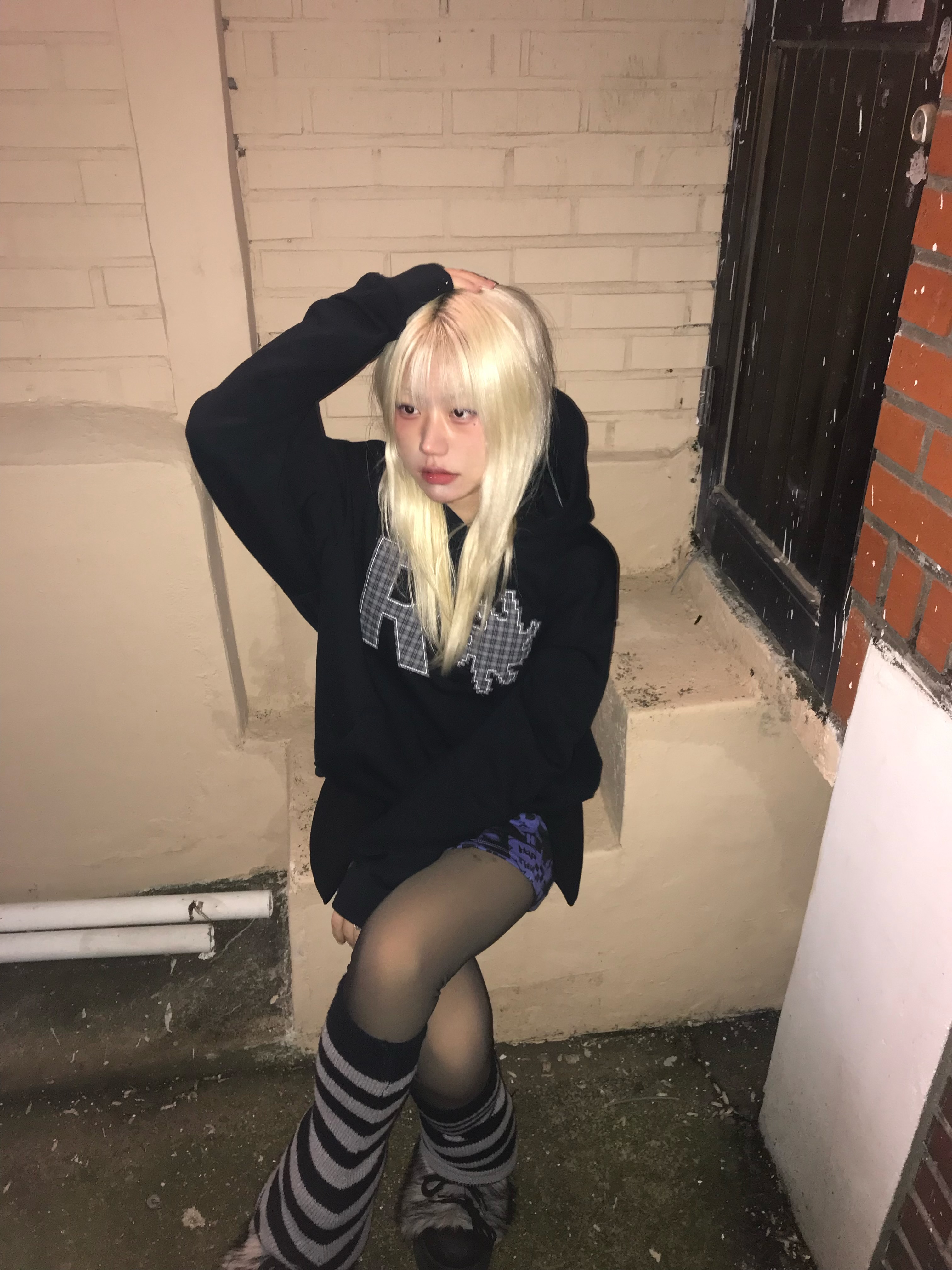 SLOW RECORD HOUSE Check Patch Hoodie Black 착용 스타일 - 3