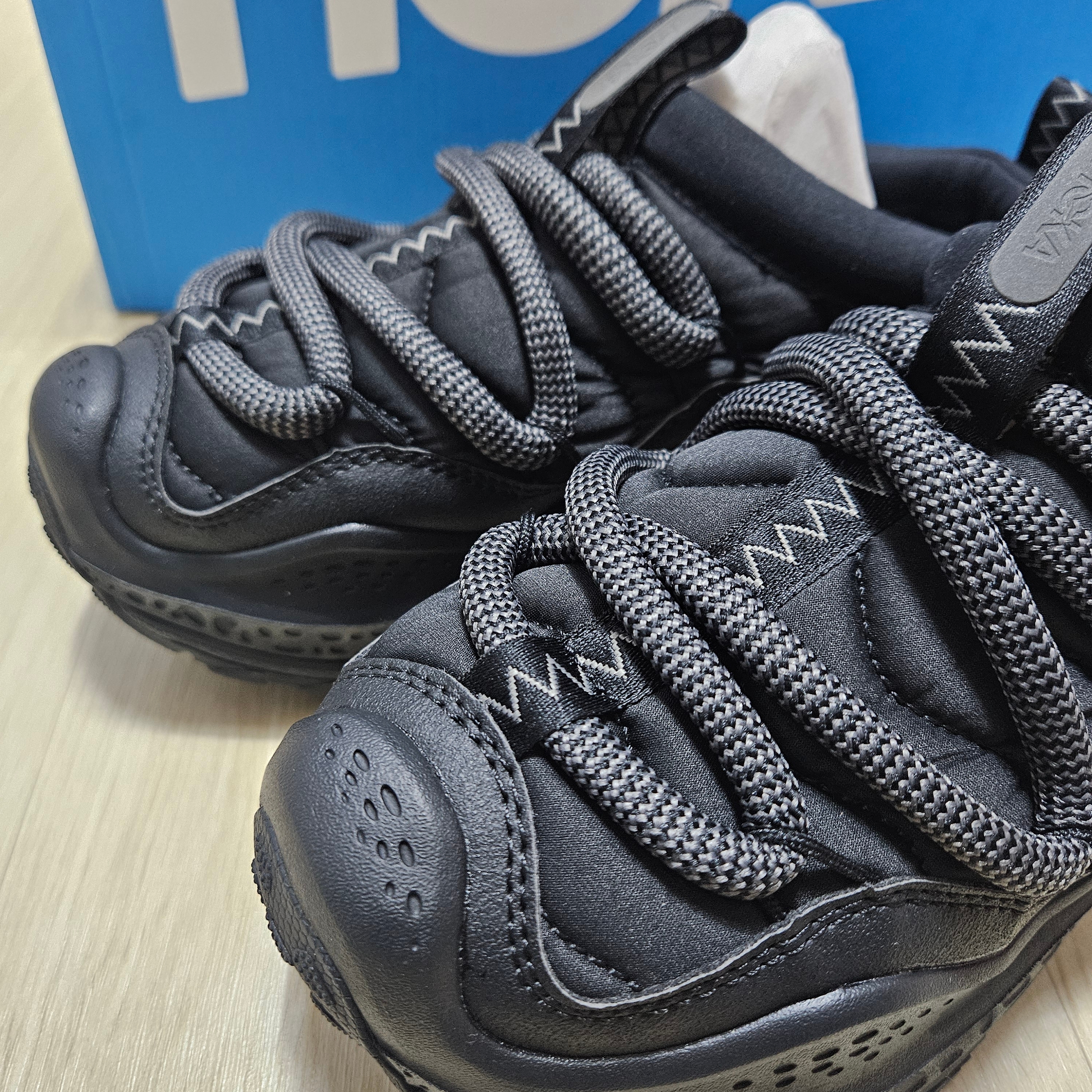 Hoka Ora Primo Black Black - 25FW 착용 스타일 - 2