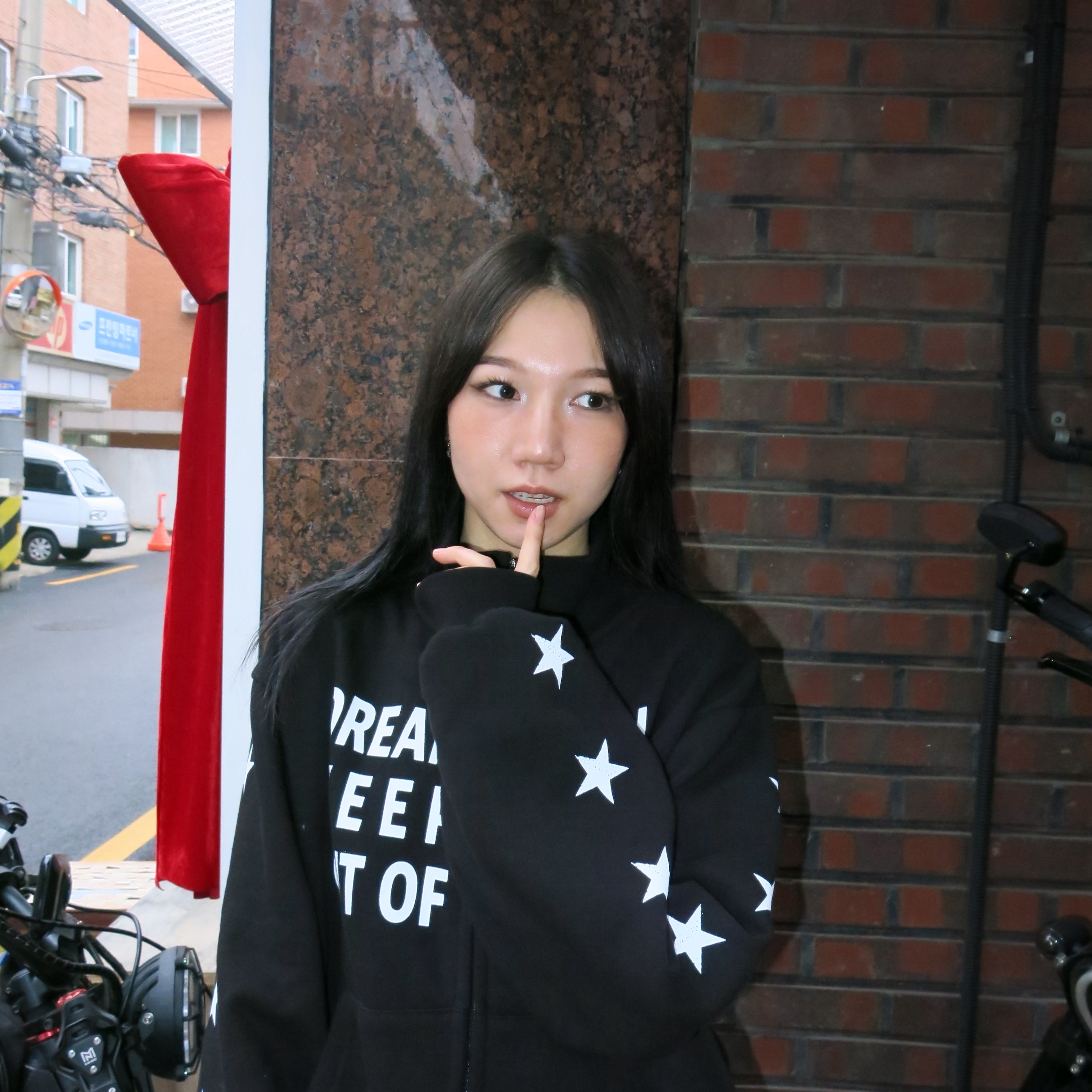 SLOW RECORD HOUSE Typo Star Track Zip-Up_Black 착용 스타일 - 4
