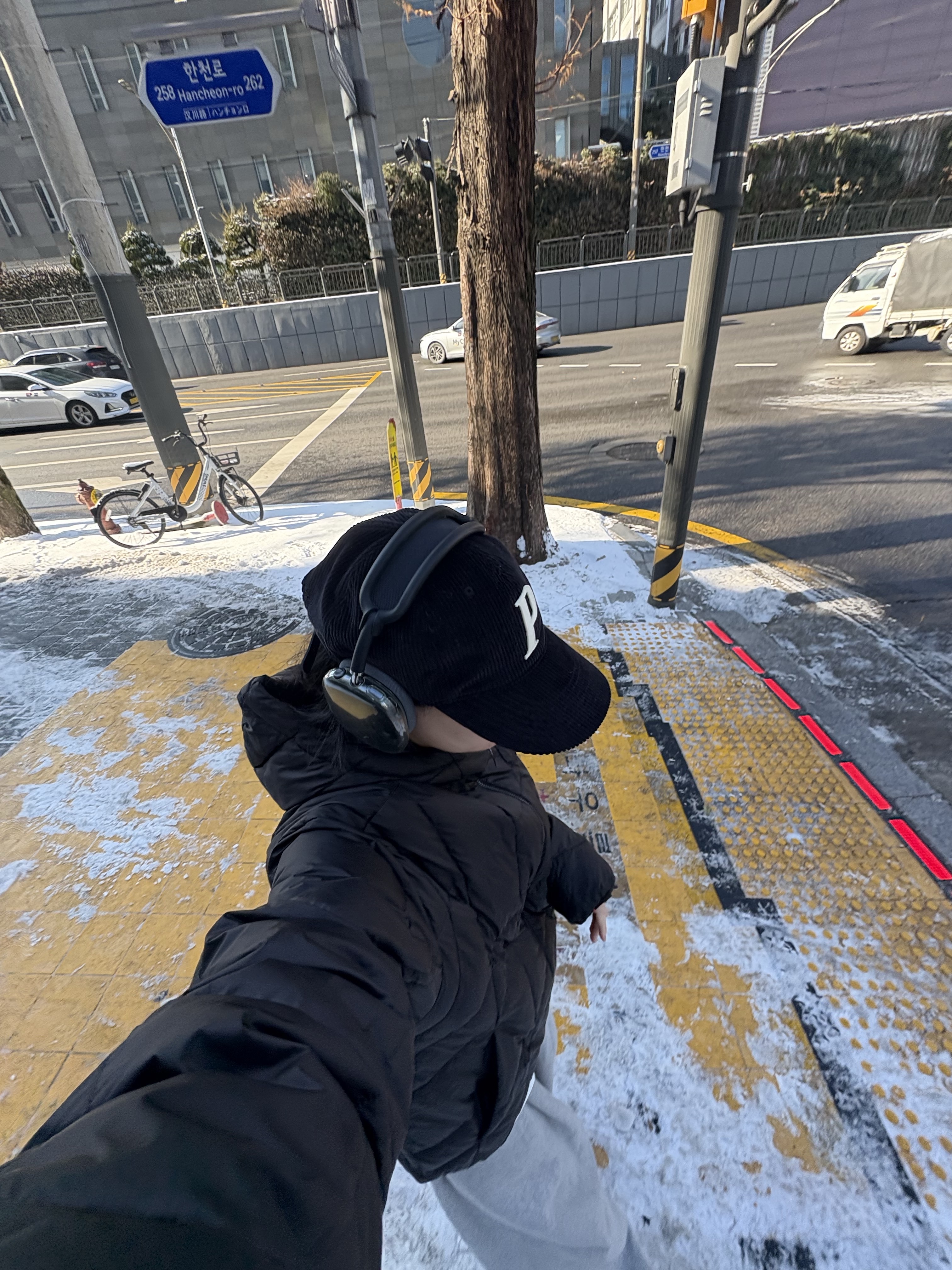 Arc'teryx Cerium Hoody Black, Apple AirPods Max USB C Midnight (Korean Ver.) 착용 스타일 - 3