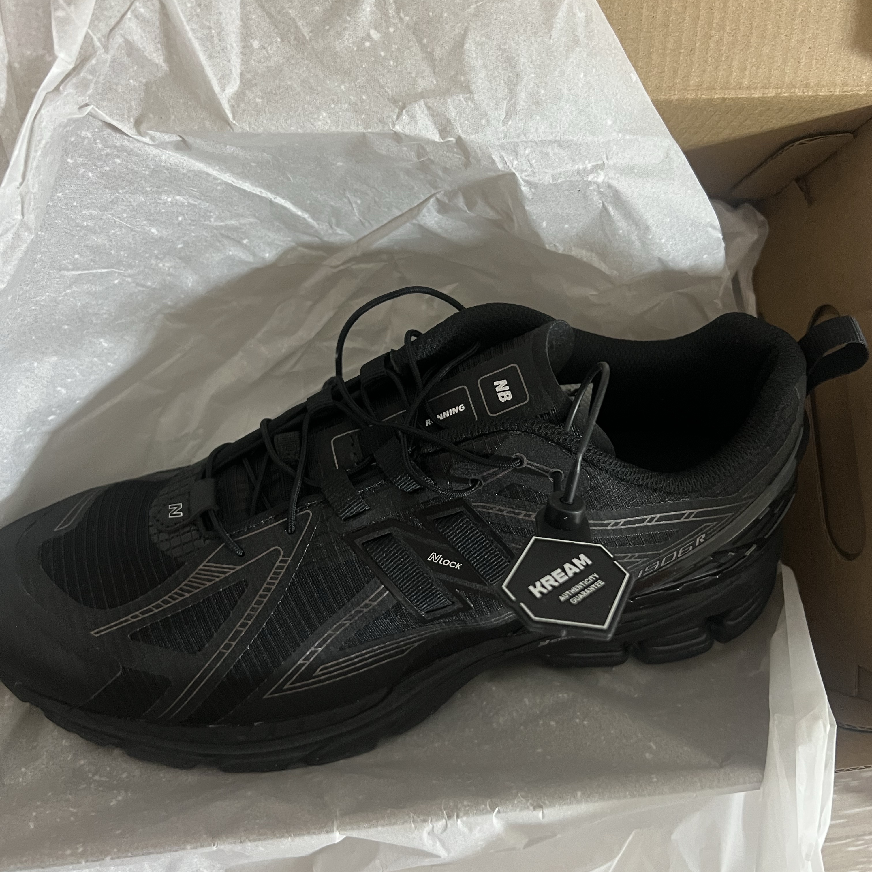 New Balance 1906R Black Dark Silver Metalic 착용 스타일 - 2
