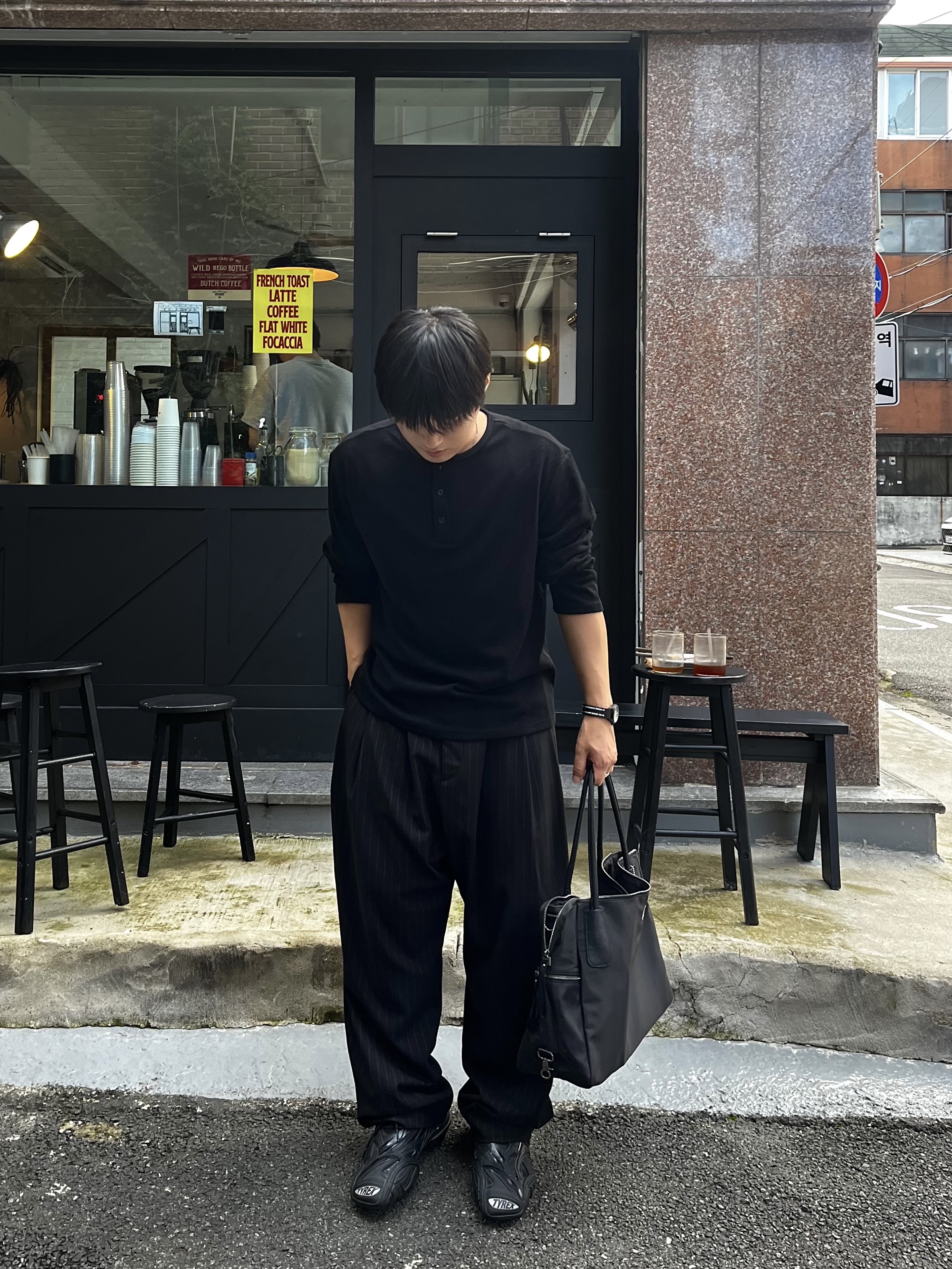 noun Wide Tapered Pants Stripe Black, MUCENT 4way Sigature Logo Tote Bag Black 착용 스타일 - 1