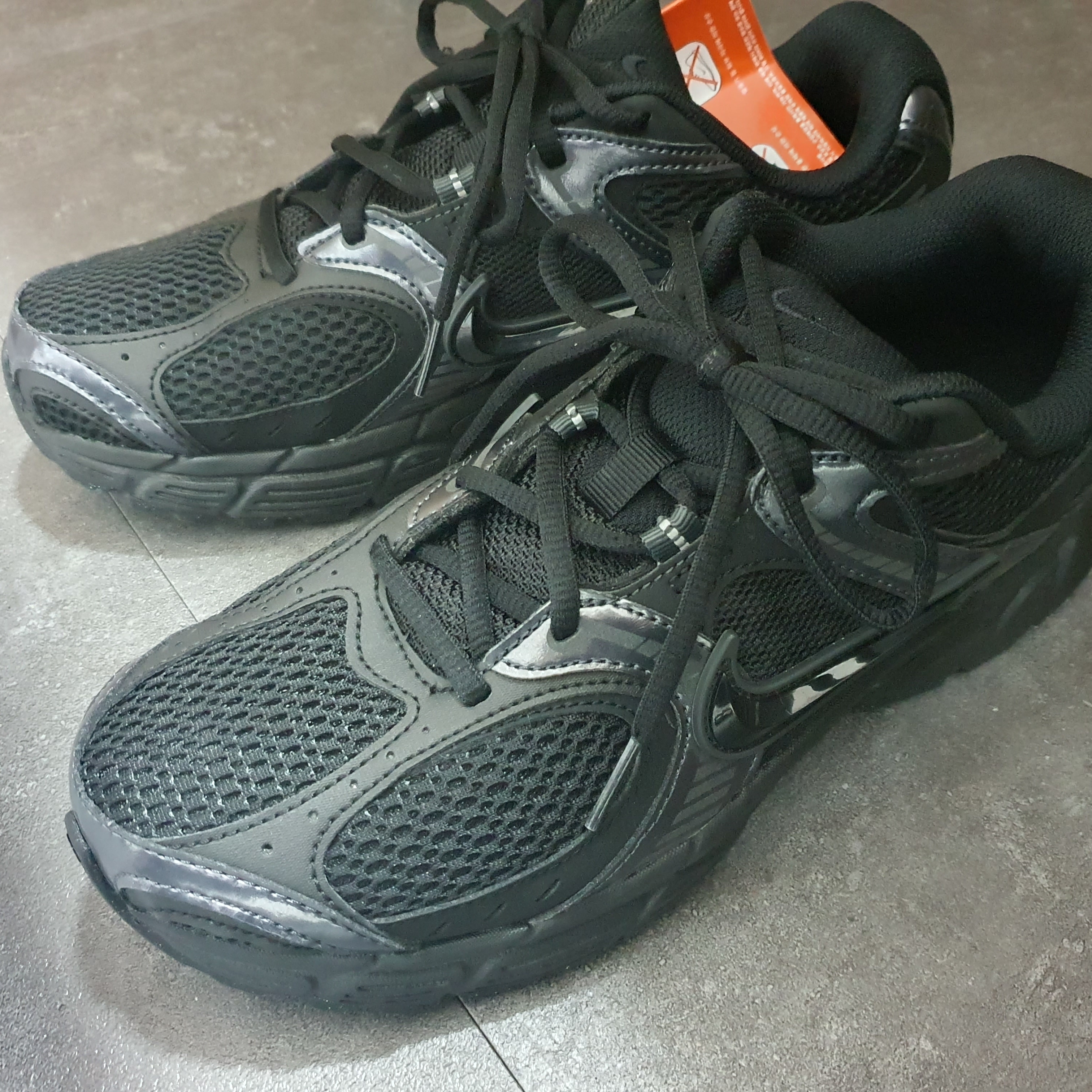 Nike V5 RNR Black Anthracite 착용 스타일 - 2