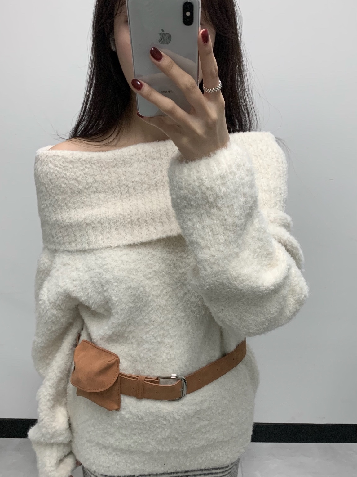 (W) UGG Classic Mini Platform Boots Chestnut, Apple Airpods 4th Gen (Korean Ver.) 착용 스타일 - 2