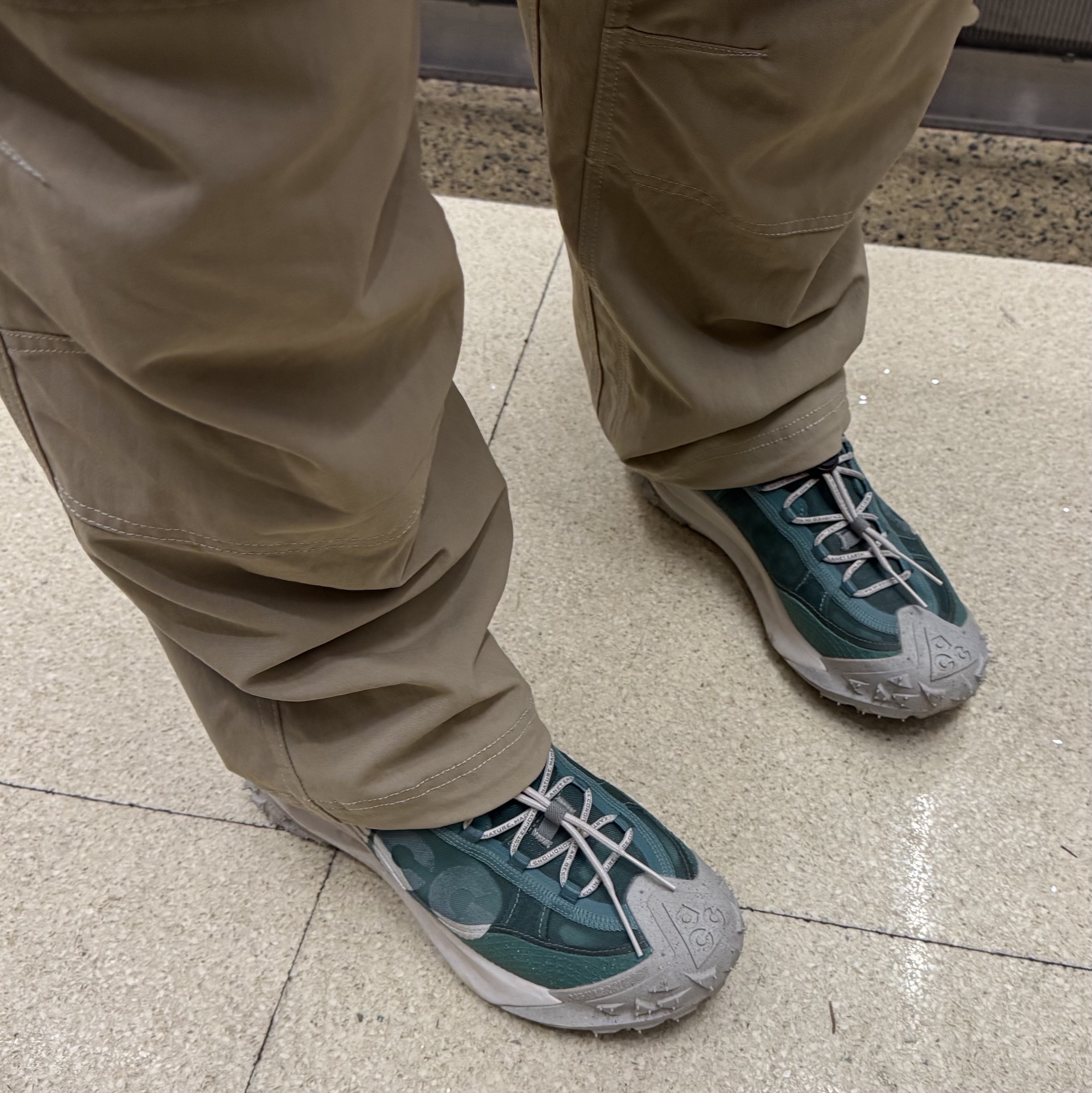 Nike ACG Mountain Fly 2 Low Bicoastal Vintage Green, Nike ACG Smith Summit Cargo Pants Khaki Iron Ore - Asia 착용 스타일 - 1