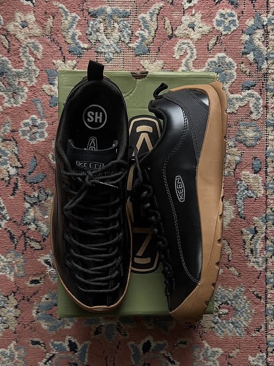 (W) Keen x Highsnobiety Jasper Sneakers Black Gum 착용 스타일 - 2