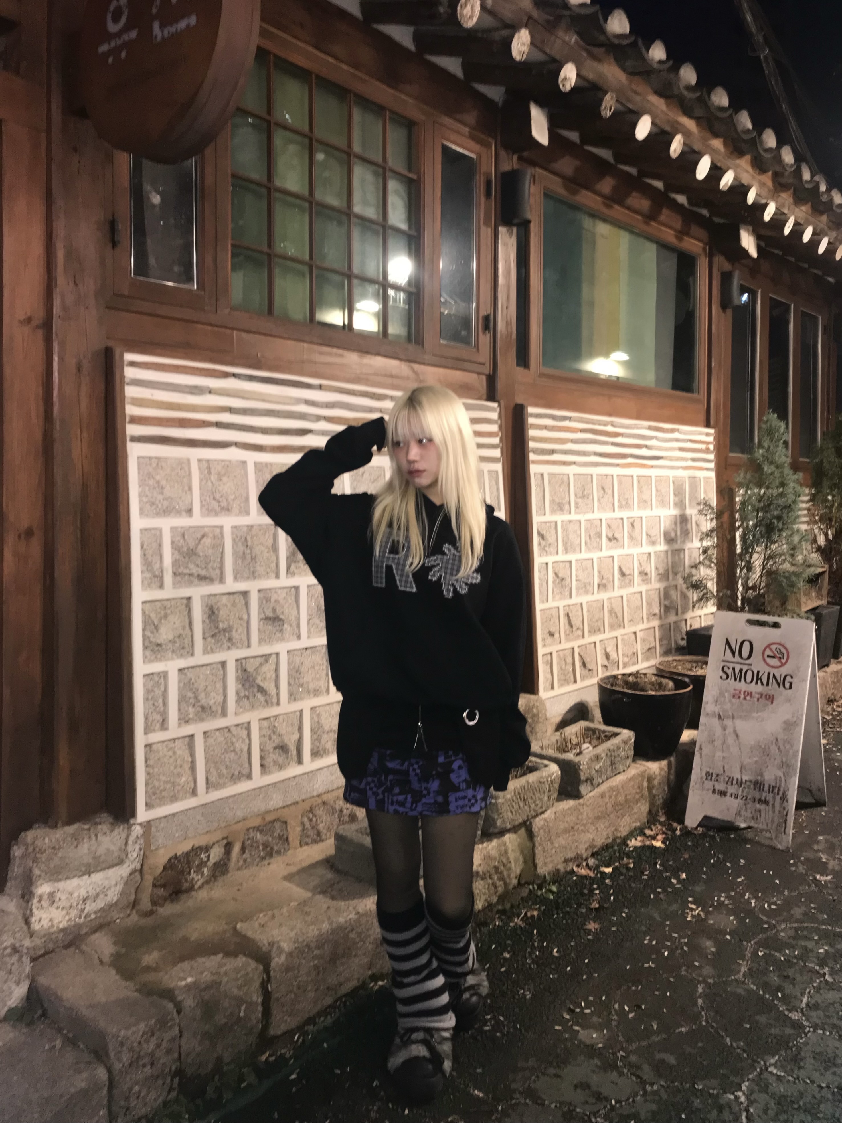 SLOW RECORD HOUSE Check Patch Hoodie Black 착용 스타일 - 5