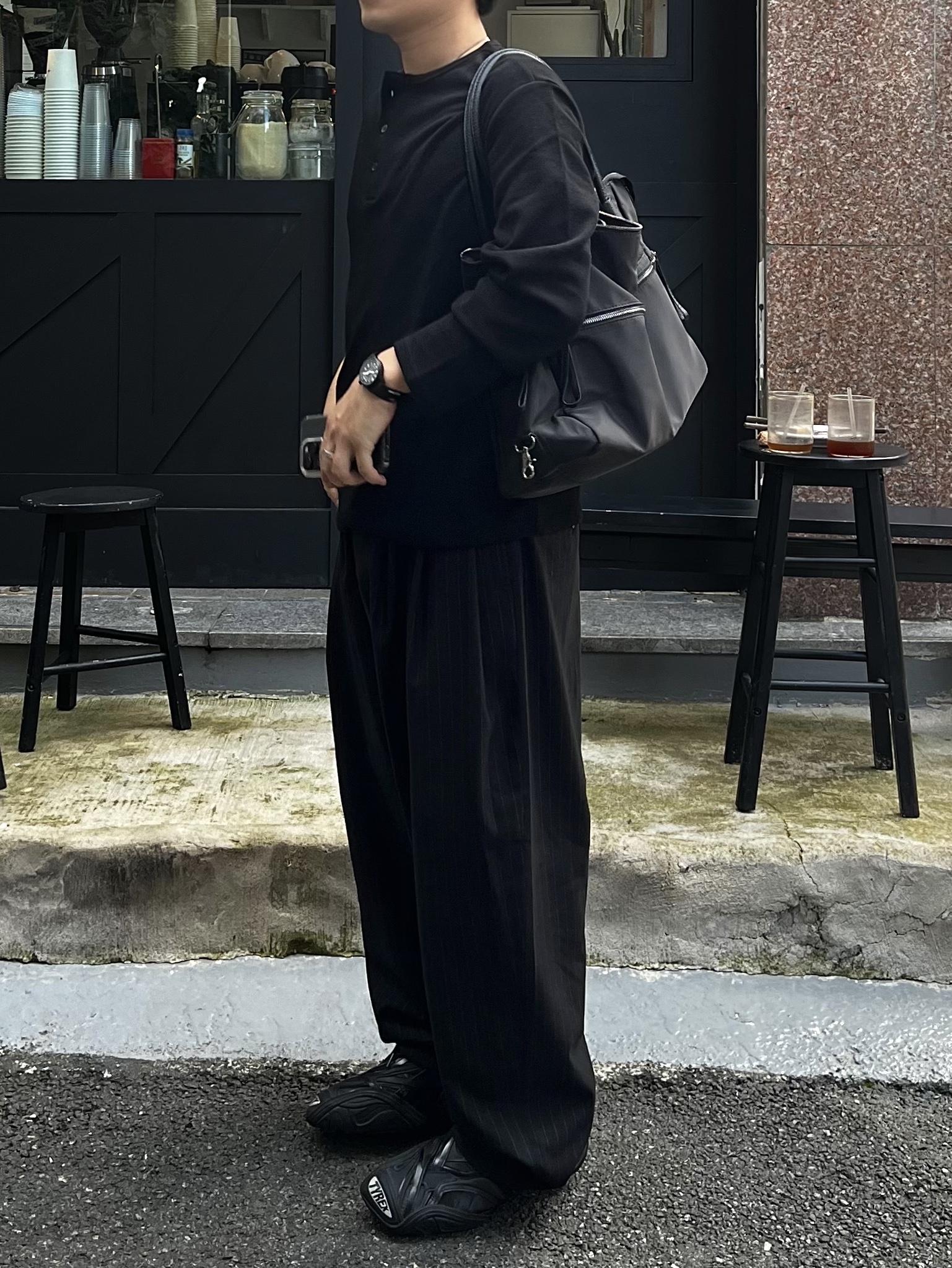 noun Wide Tapered Pants Stripe Black, MUCENT 4way Sigature Logo Tote Bag Black 착용 스타일 - 5