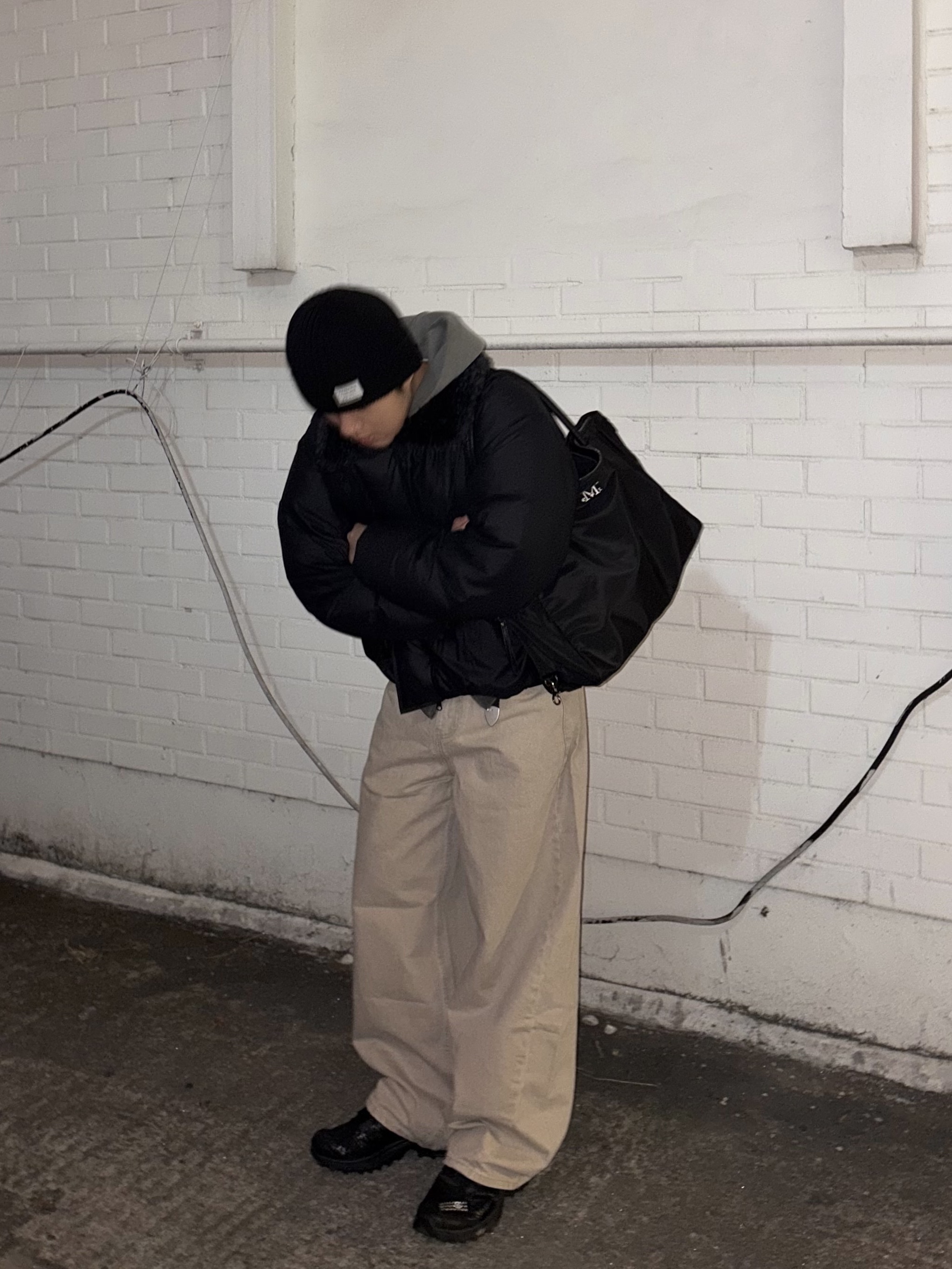 noun Wide Curved Denim Pants Sand Beige, MUCENT 4way Sigature Logo Tote Bag Black 착용 스타일 - 3