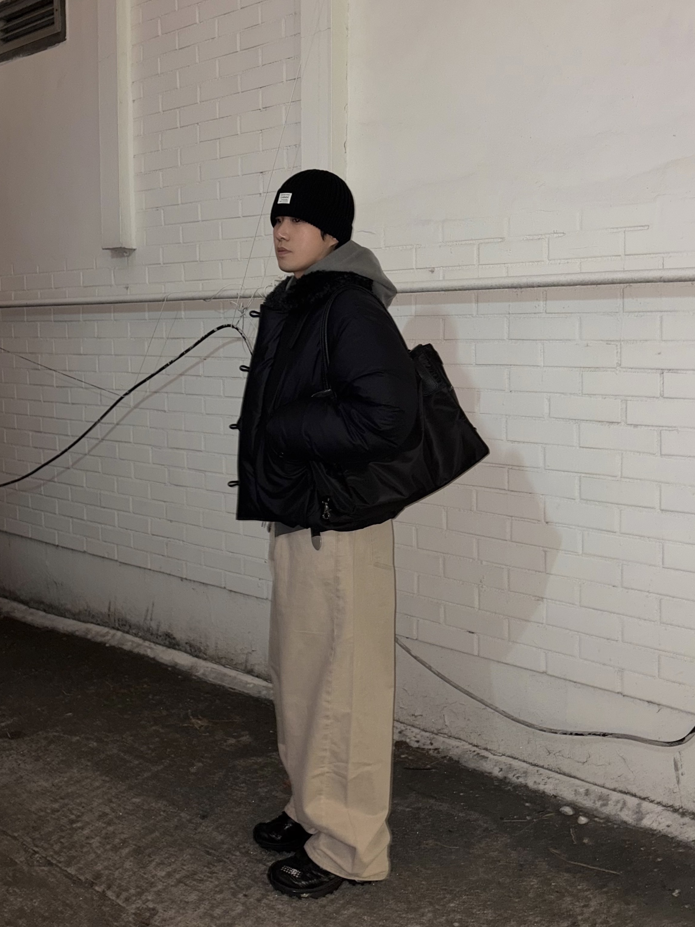 noun Wide Curved Denim Pants Sand Beige, MUCENT 4way Sigature Logo Tote Bag Black 착용 스타일 - 2