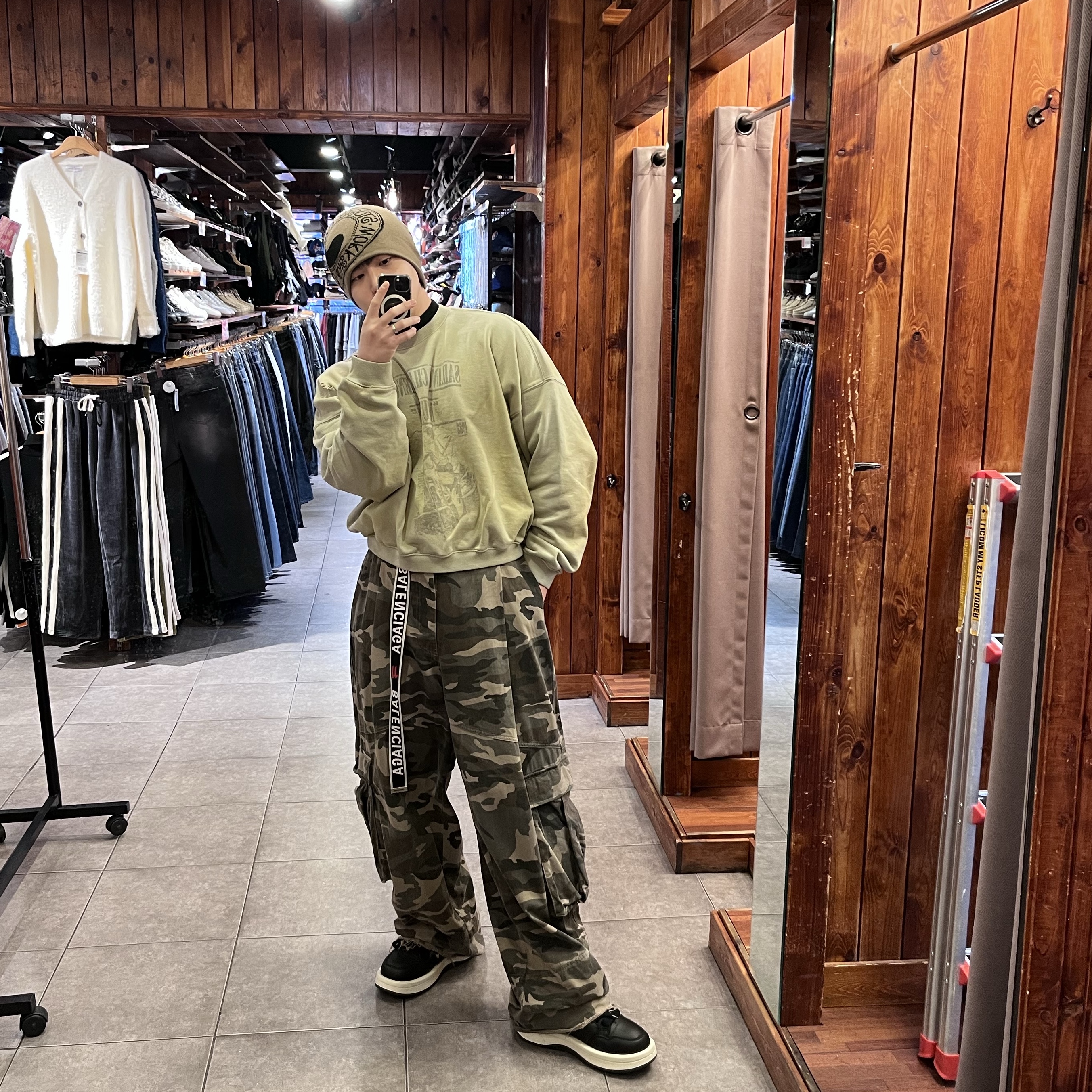 Maison Mihara Yasuhiro Baker OG Sole Canvas Low Cut Sneakers White, Stussy x Our Legacy Work Shop Skullcap Pale Brown 착용 스타일 - 2