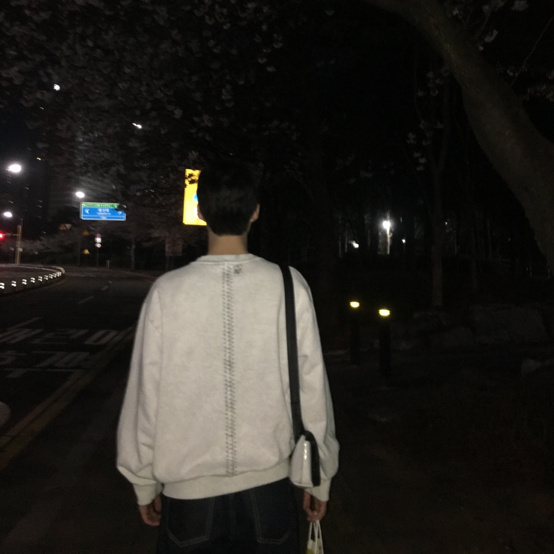 (W) Mischief Gazette Crewneck Sweatshirt Bleached Khaki 착용 스타일