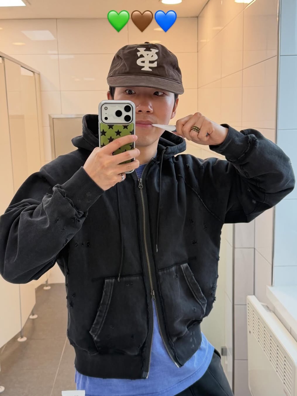 Sunday Ceremony Sy Logo 5 Panel Cotton Cap - Brown, Sunday Ceremony Distressed Washed Hoodie Zip-Up - Black 착용 스타일