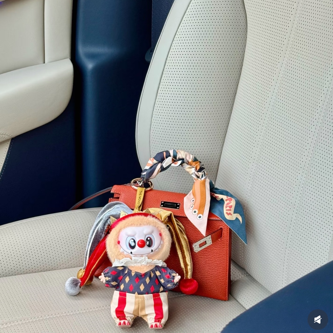 Pop Mart Why So Serious Series Vinyl Plush Pendant Moonlit Mask (Opened Case) 착용 스타일