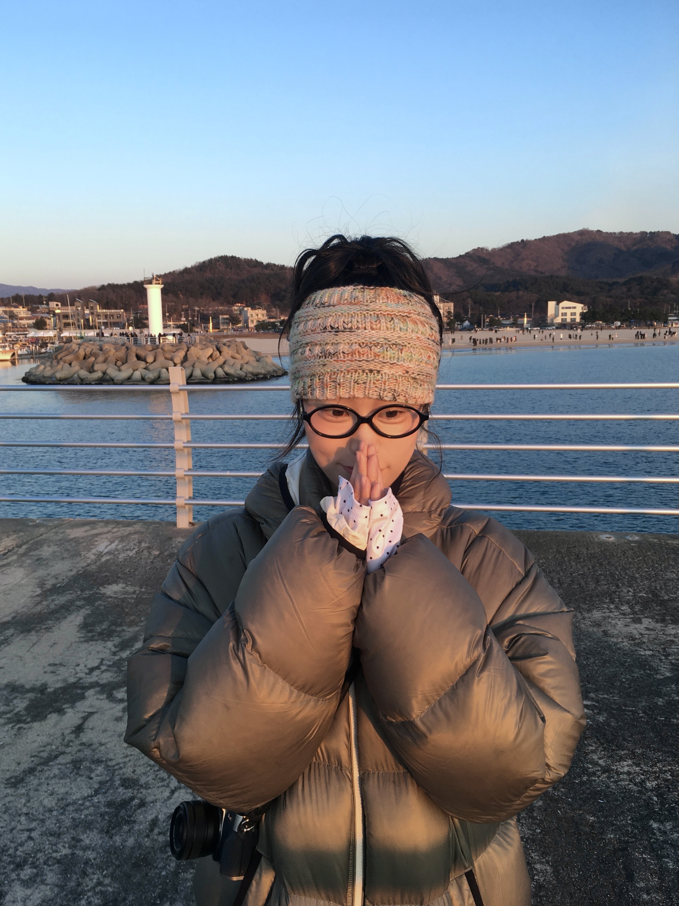 Deus Ex Machina Shield Hoodie Down Jacket Khaki, UGG Classic Short Boots Black 착용 스타일 - 2
