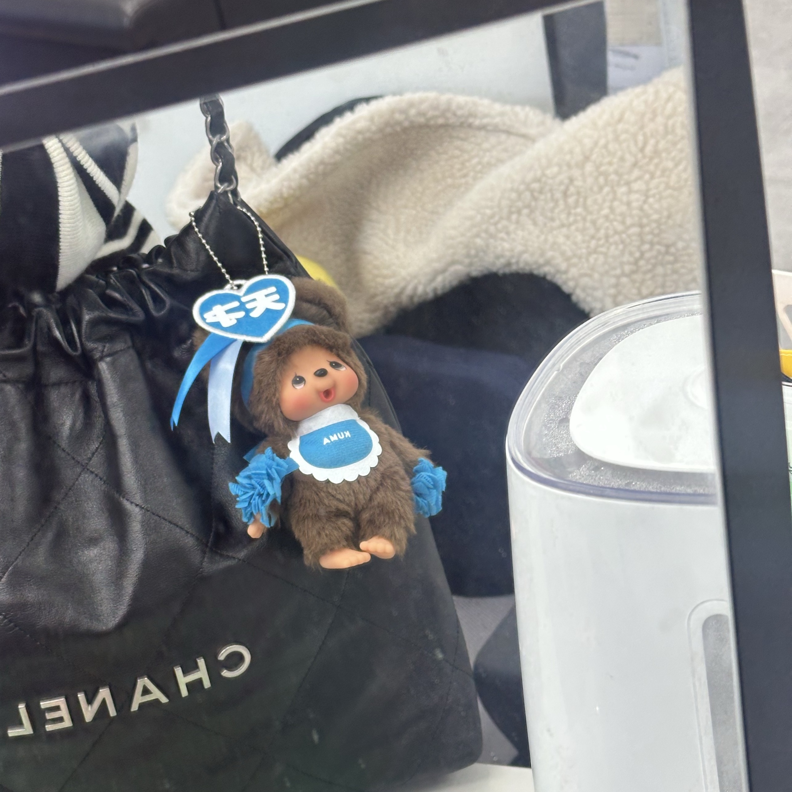 Monchhichi Happy Color Kuma Keychain, Chanel 22 Small Handbag Shiny Calfskin & Silver Black 착용 스타일
