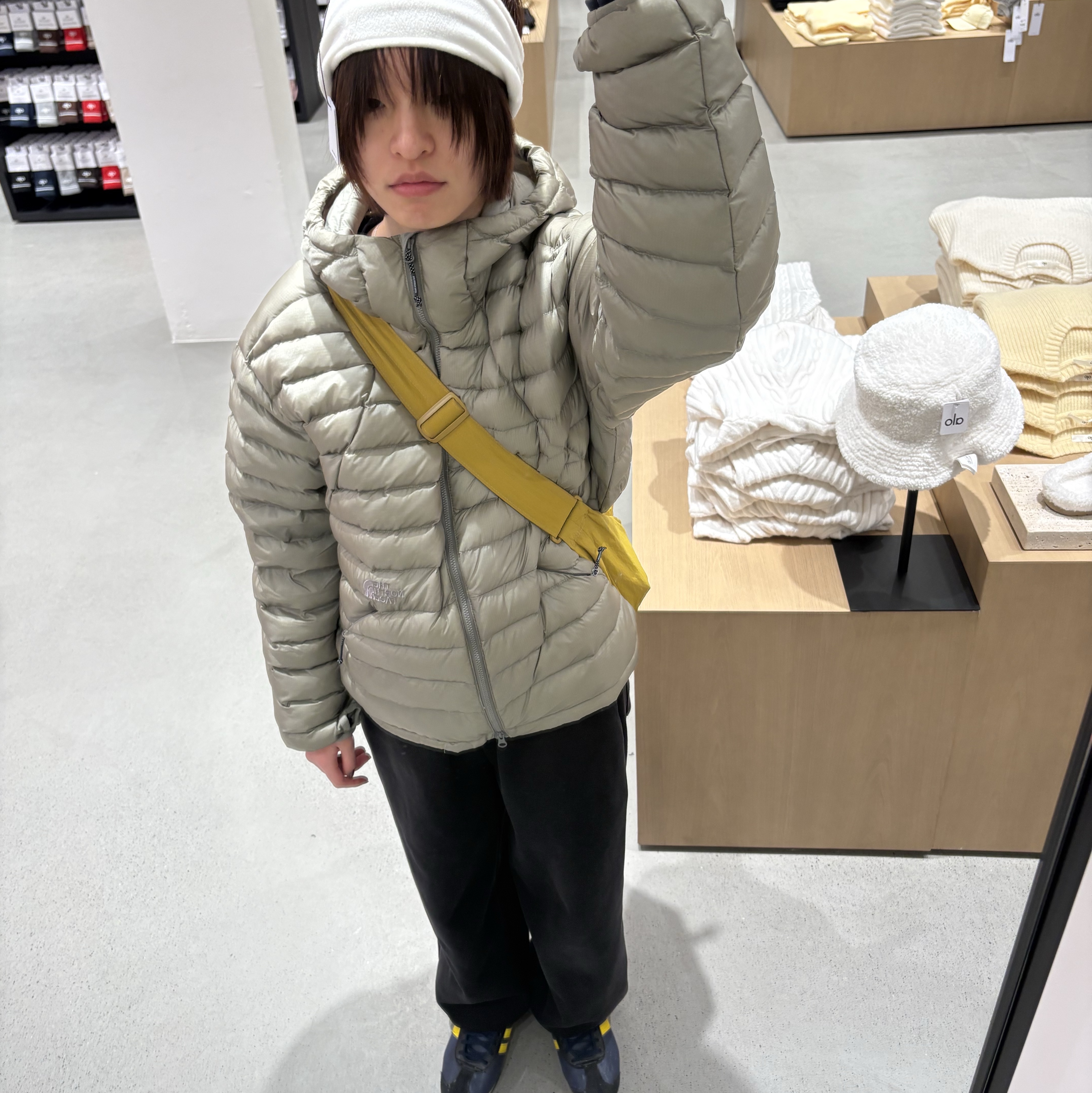 The North Face Ventus On Jacket Light Khaki, Uniqlo U Crossbody Bag Mustard 착용 스타일