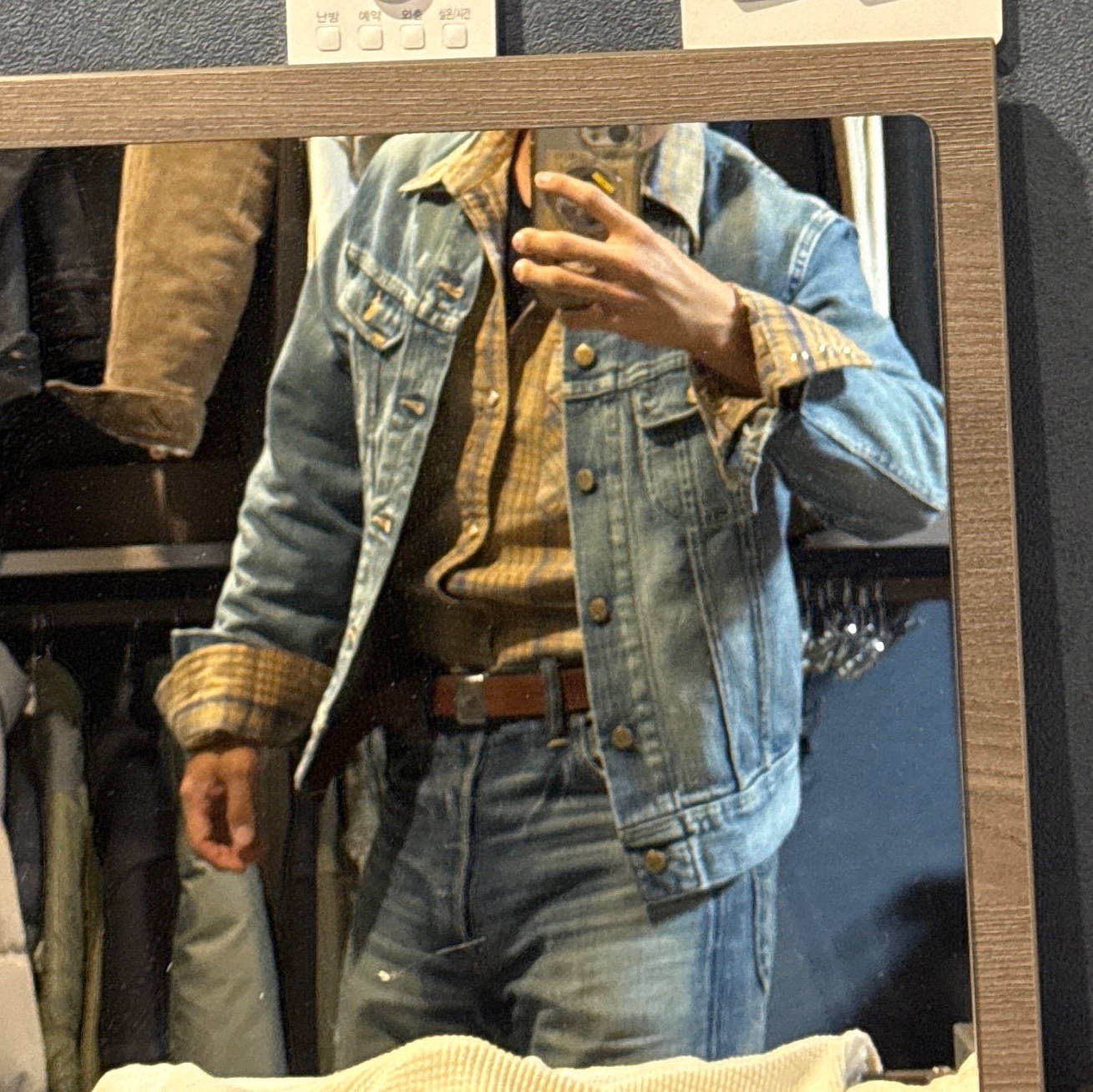 Double RL Indigo Denim Jacket Leland Wash, Double RL Engineer Fit Distressed Carpenter Pants Khaki 착용 스타일 - 2