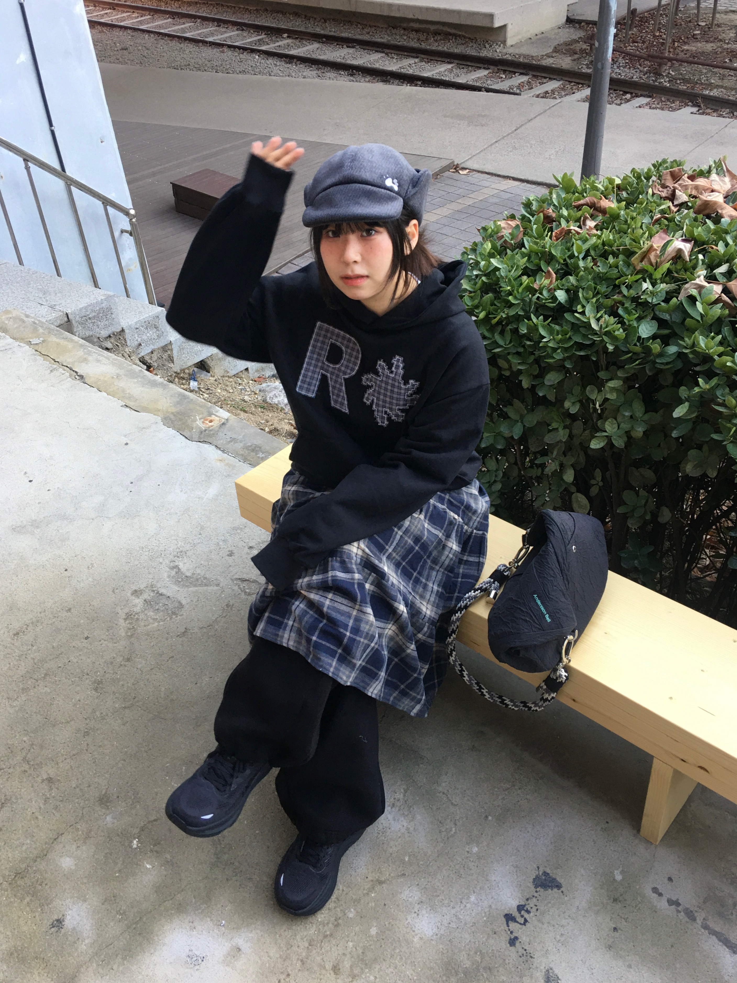 SLOW RECORD HOUSE Check Patch Hoodie Black 착용 스타일 - 2