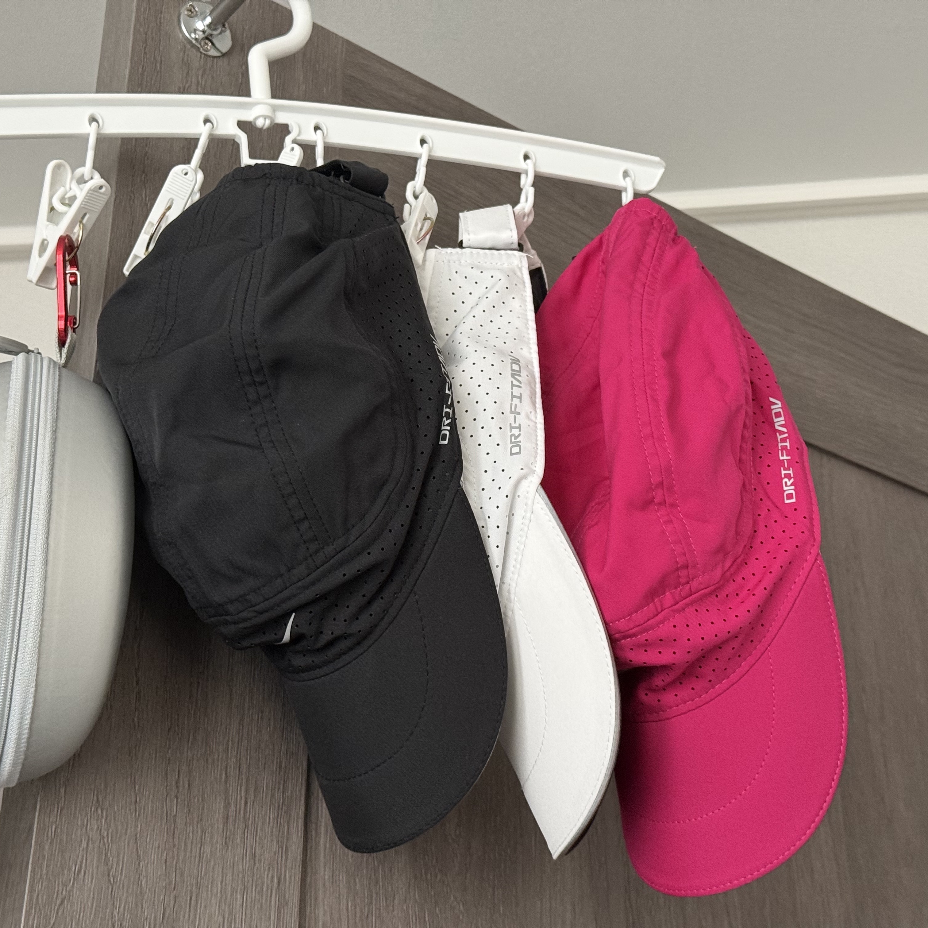 Nike Dri-Fit Adv Fly Unstructured Reflective Design Cap Black, Nike Dri-Fit Adv Fly Unstructured Reflective Design Cap White 착용 스타일