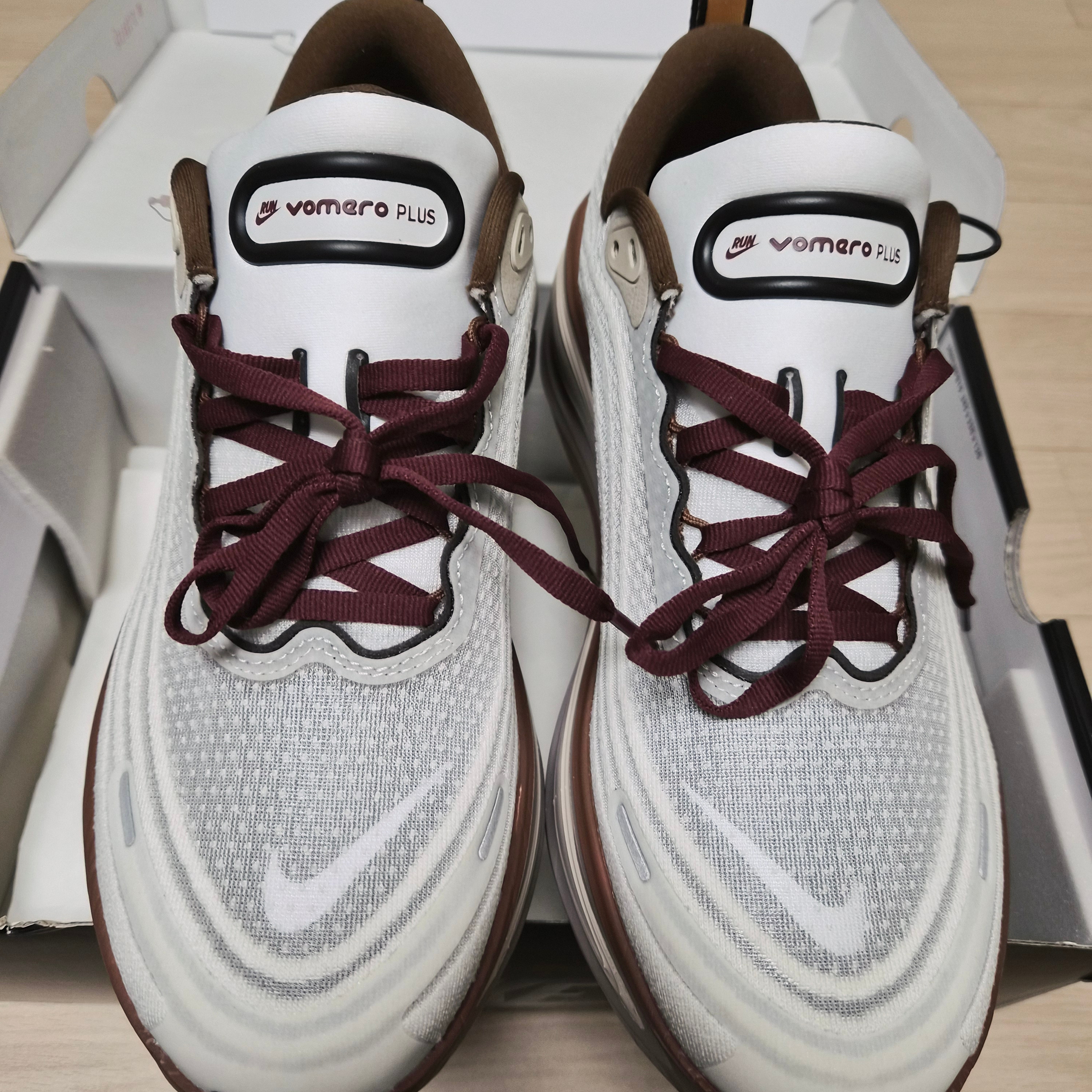 NIke Vomero Plus Sail and Baroque Brown 착용 스타일 - 1